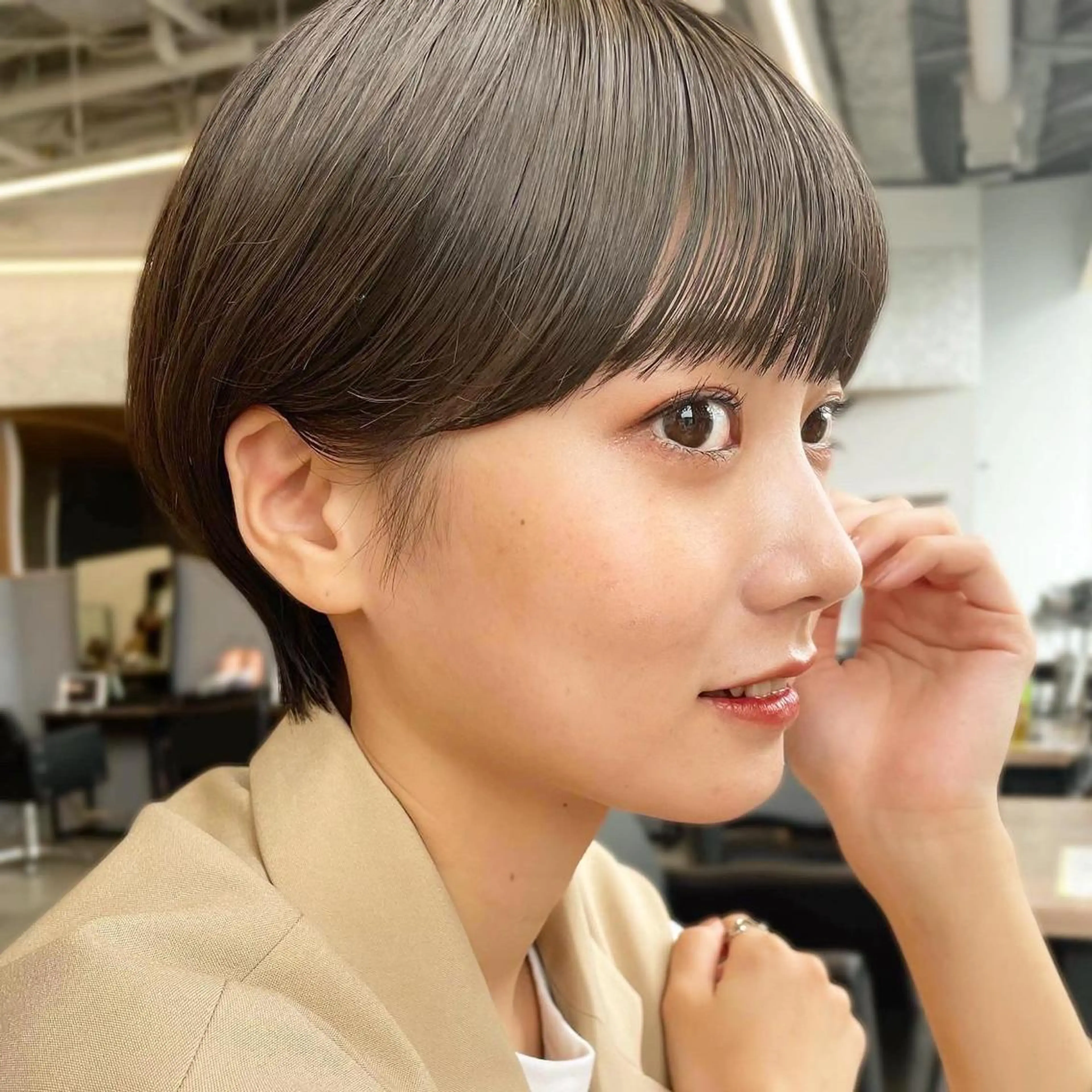 ショート カラー グレージュ オリーブグレージュ オリーブグレー ショートヘア ヘアカラー レイヤー/ショート透 明感カラー/西田祐賀のヘアスタイル