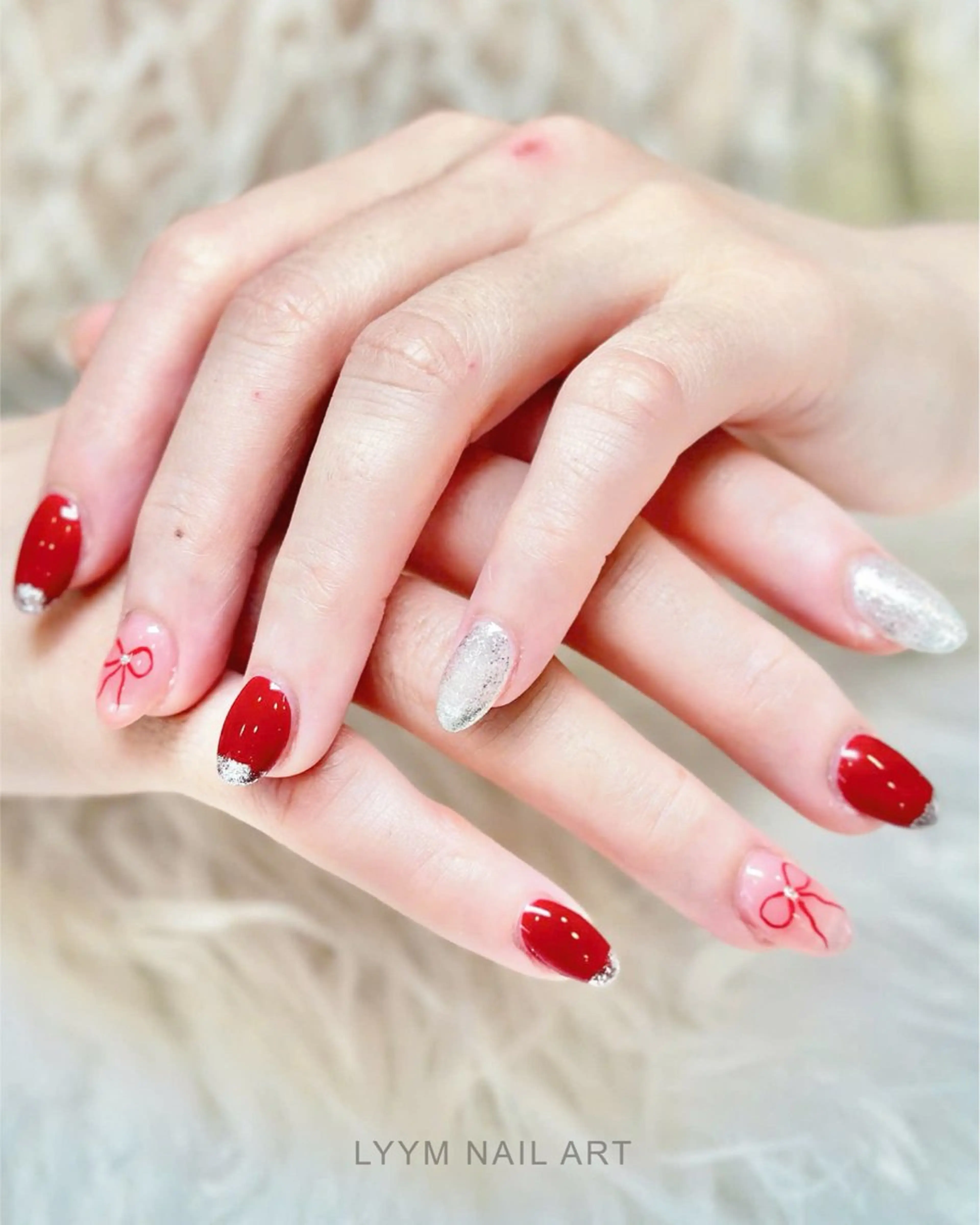 ネイル ラメ(グリッター) 赤色 リボン ハンドネイル LYYM Nail Salonのネイルデザイン