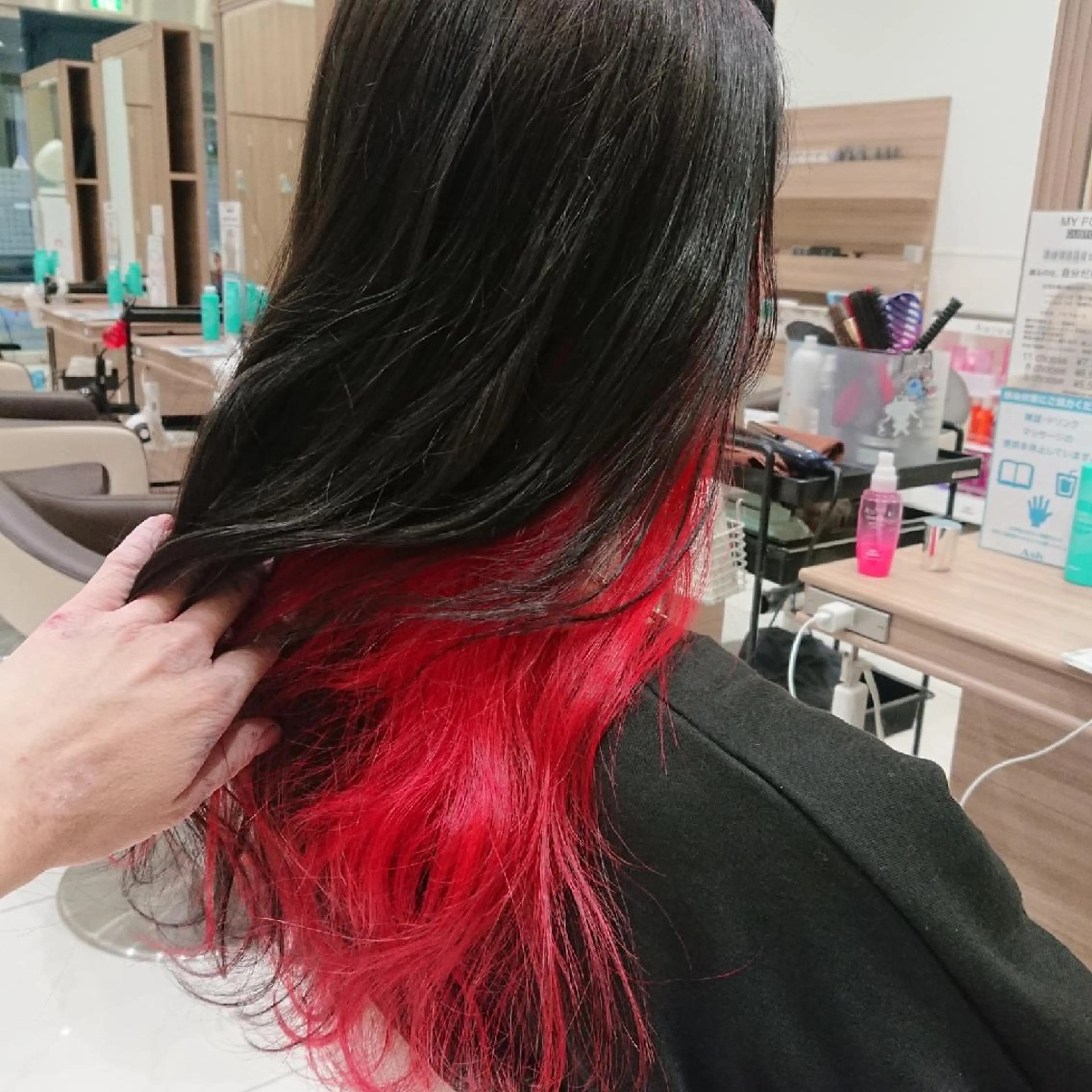 セミロング カラー 黒髪 ブリーチ ケアブリーチ インナーカラー レッドカラー ヘアカラー トリートメント あらげ 🌈推しカラー🌈ᵕのヘアスタイル