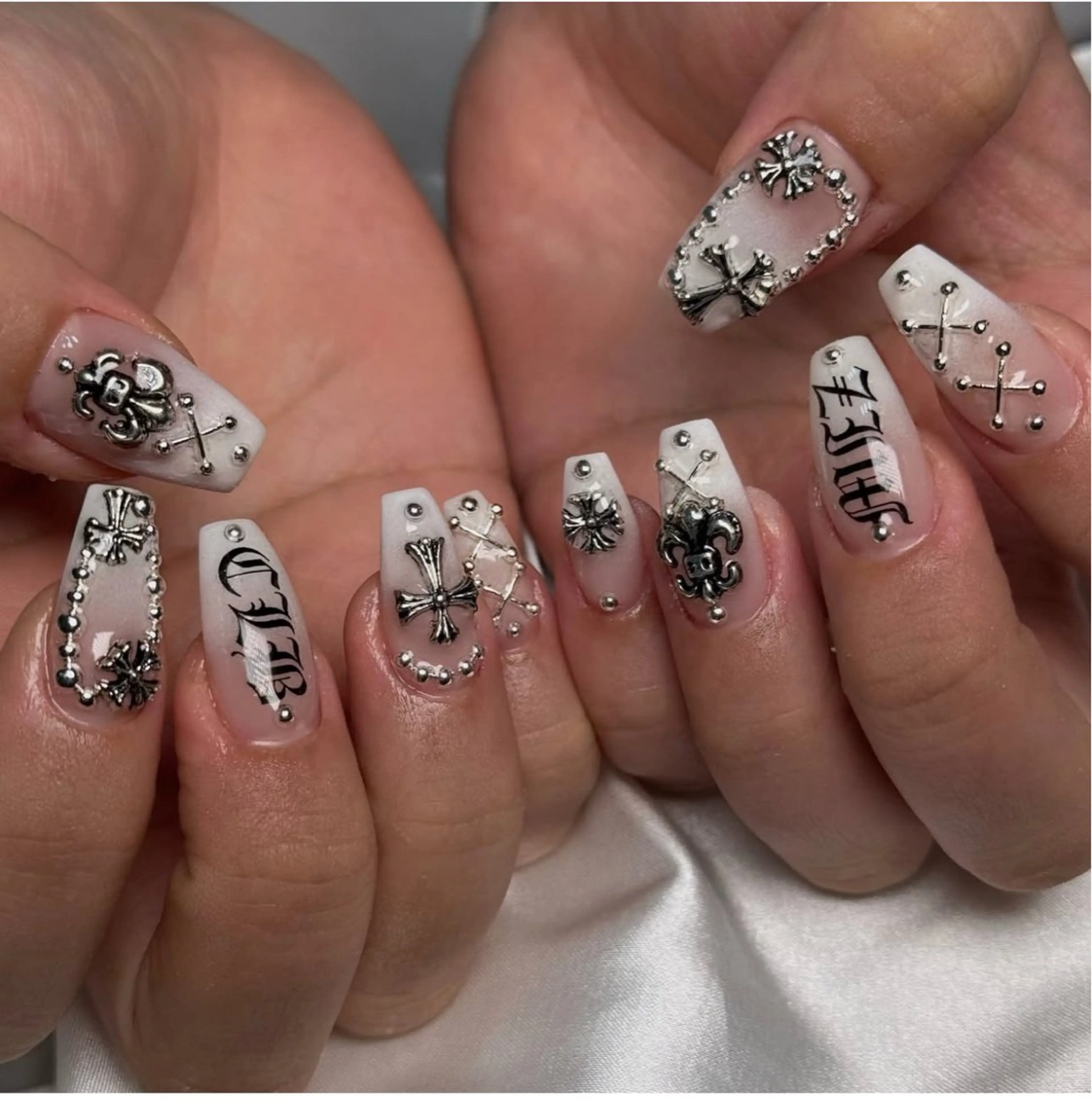 ネイル アニマル柄 オーロラネイル チークネイル フラッシュネイル ジェルネイル ハンドネイル Lyna Nail のネイルデザイン