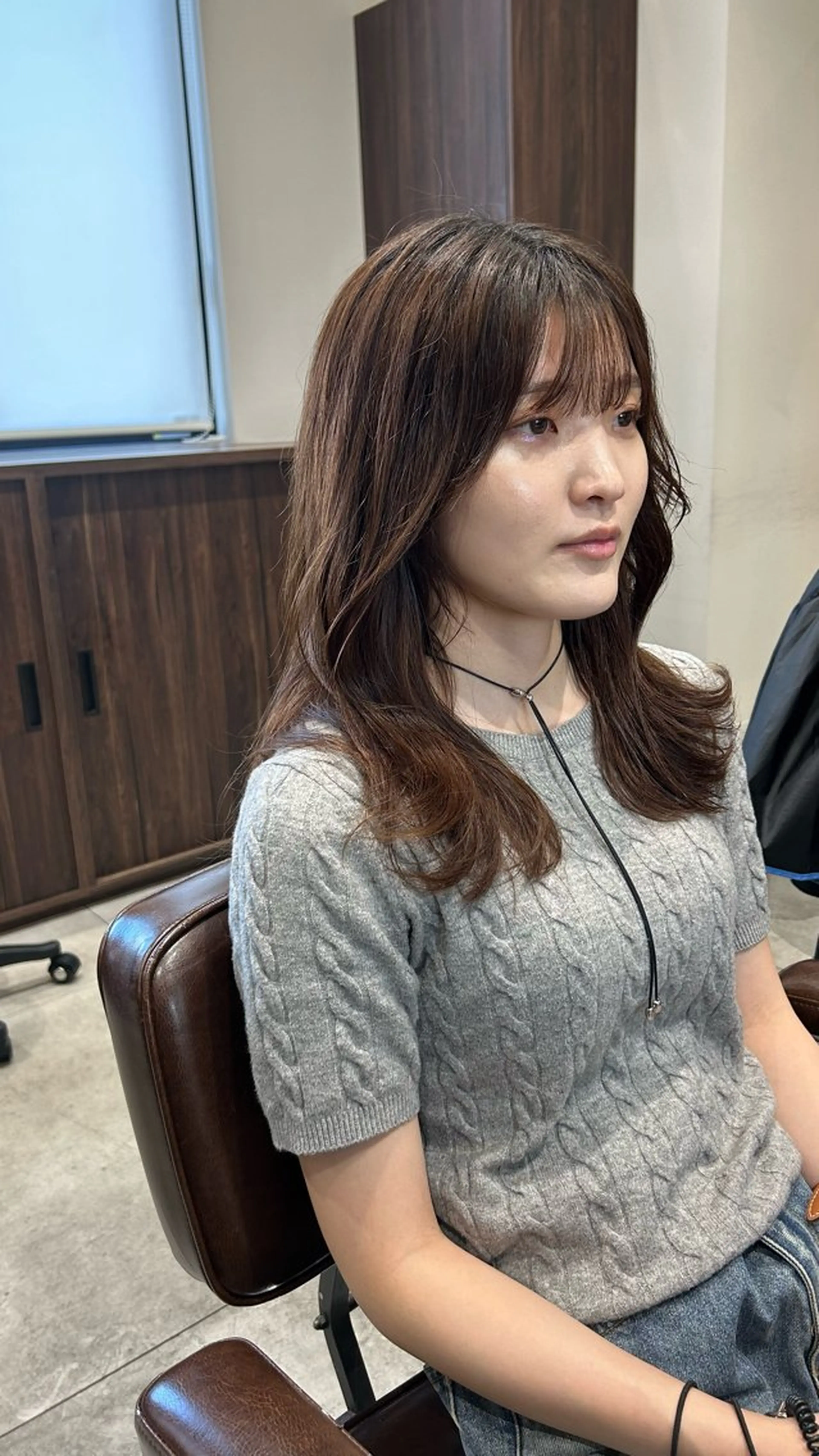 ミディアム レイヤーカット カット オリーブベージュ/ ブリーチなし透明感のヘアスタイル