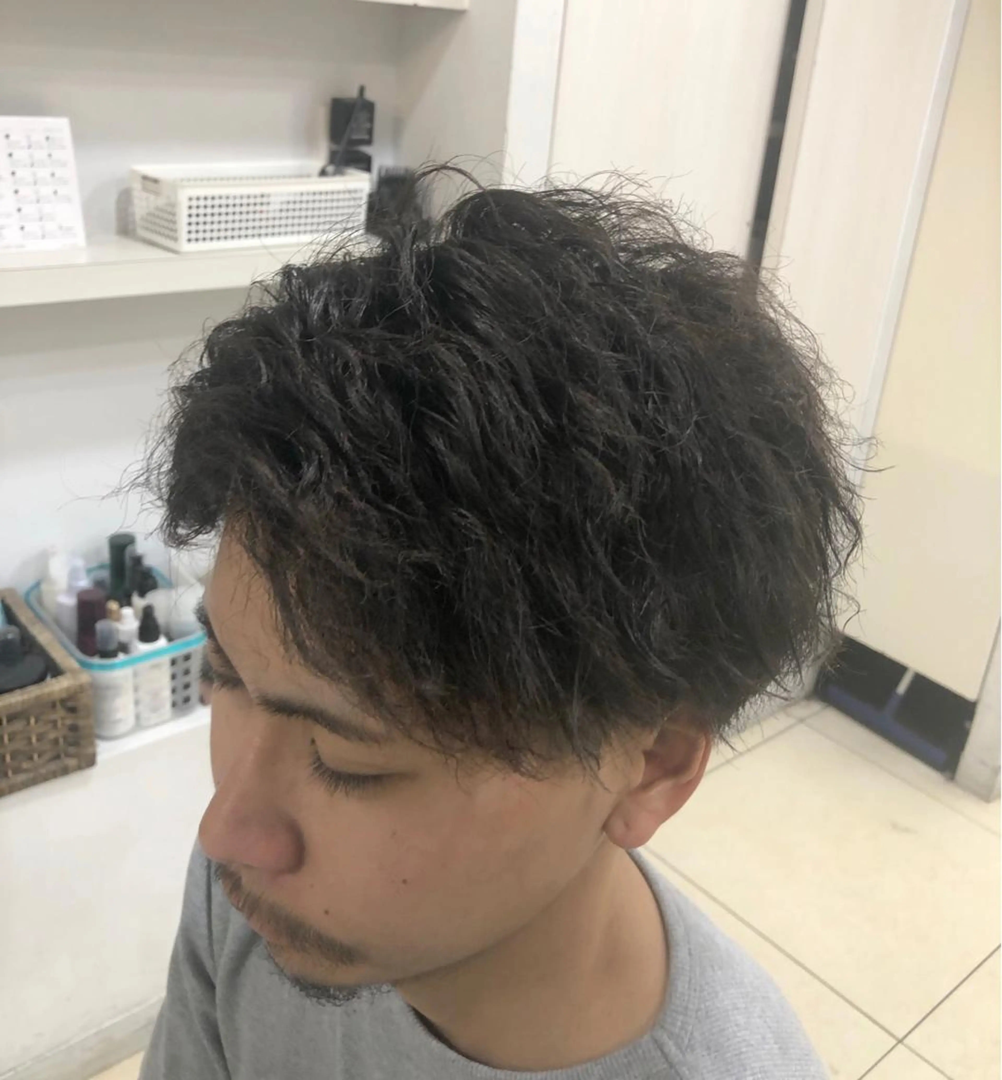 ショート メンズ アップバング メンズパーマ 七三 メンズツイストパーマ ツイストパーマ パーマ カルマ・ニュアンス パーマ　須田龍世のヘアスタイル