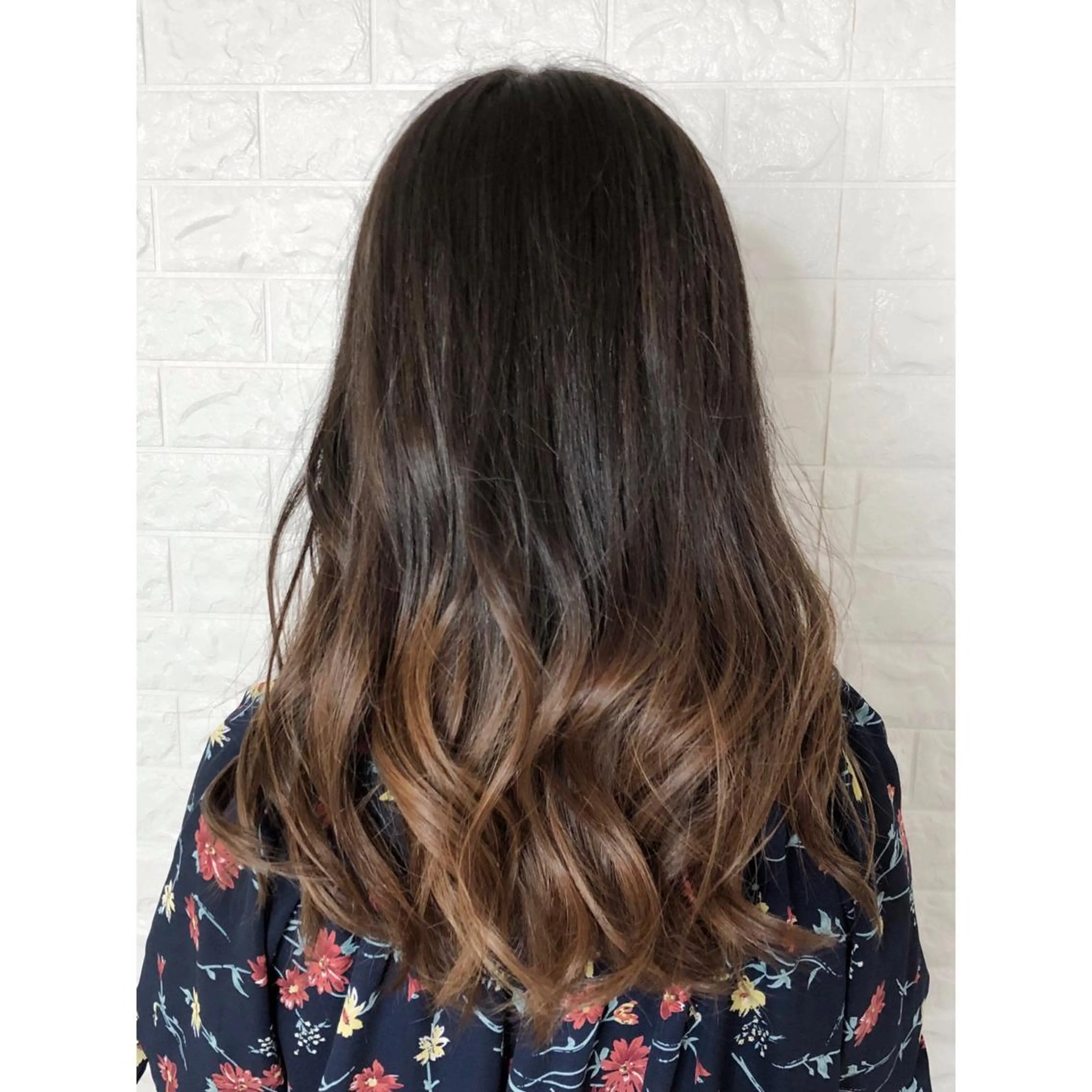 セミロング カラー ベージュカラー ブリーチ ケアブリーチ 透明感カラー グラデーションカラー KIZU 髪質改善 オカルト怪談のヘアスタイル