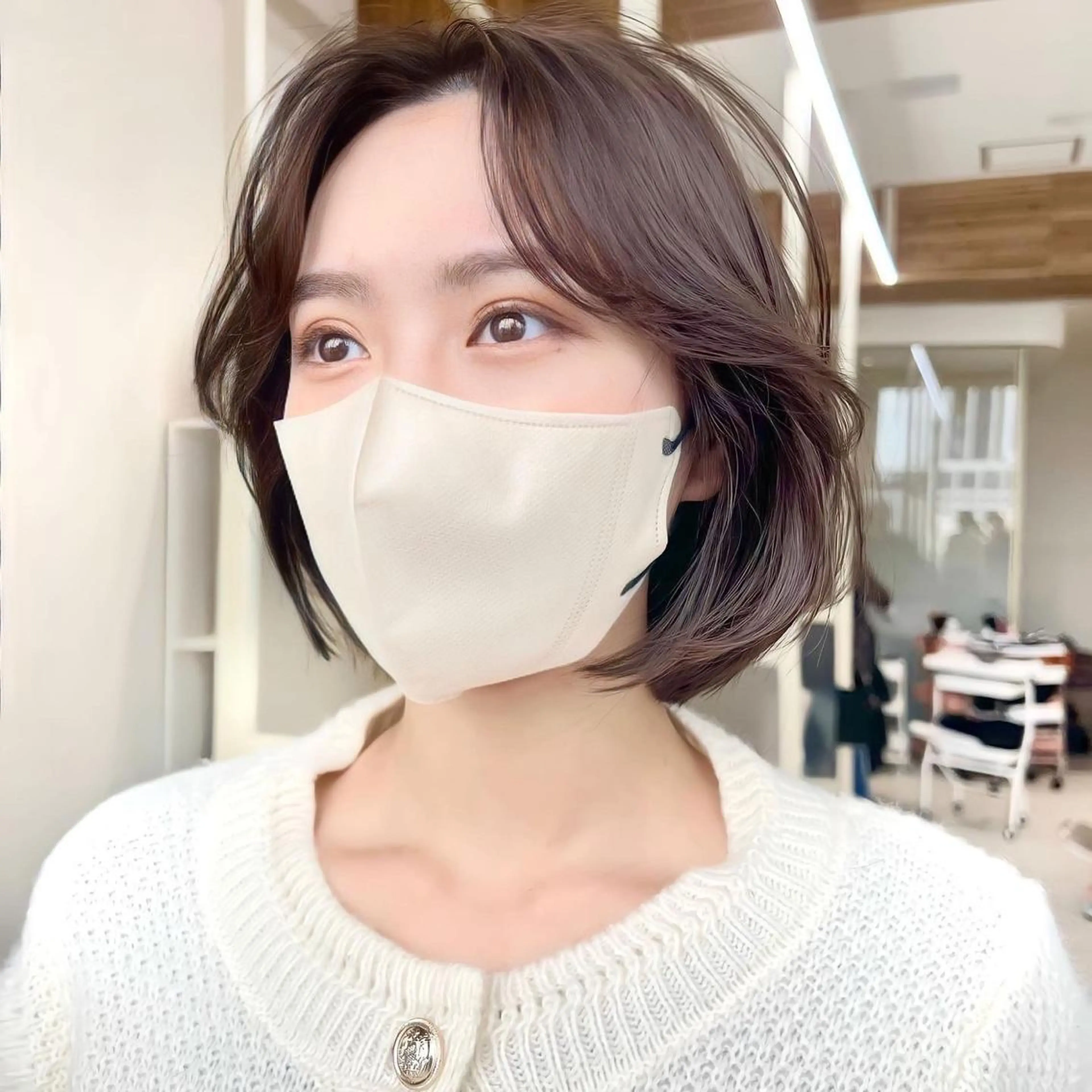 ミディアム カラー 切りっぱなしボブ ベージュカラー ブリーチ グレージュ ハイトーンカラー カット ヘアカラー トリートメント ニュアンスレイヤー ハイトーンカラーのヘアスタイル