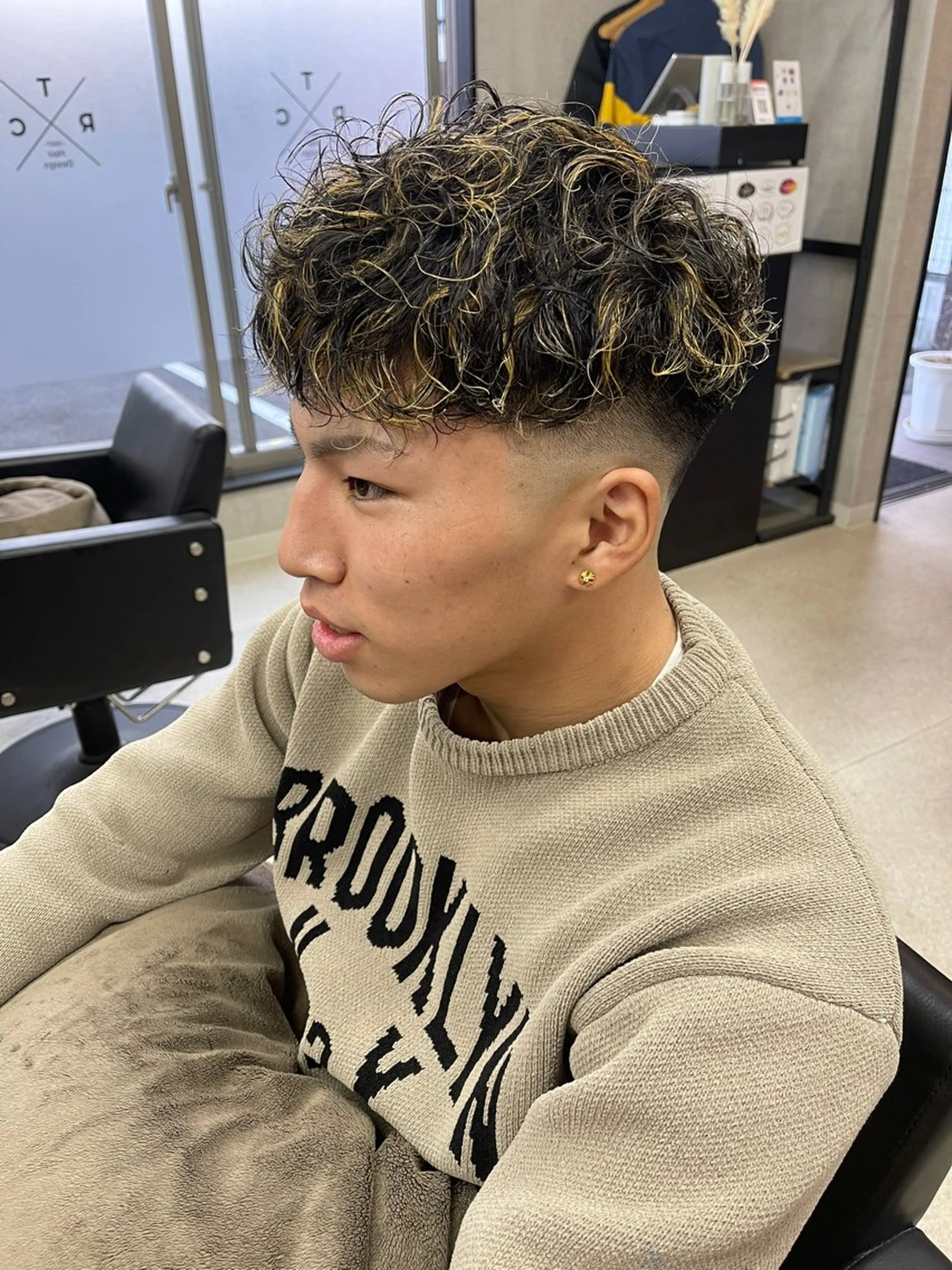 ショート カラー パーマ メンズ フェードカット メンズメッシュ スペインカール メッシュ カット パーマ メンズカット/メンズ パーマ/メンズ特化のヘアスタイル