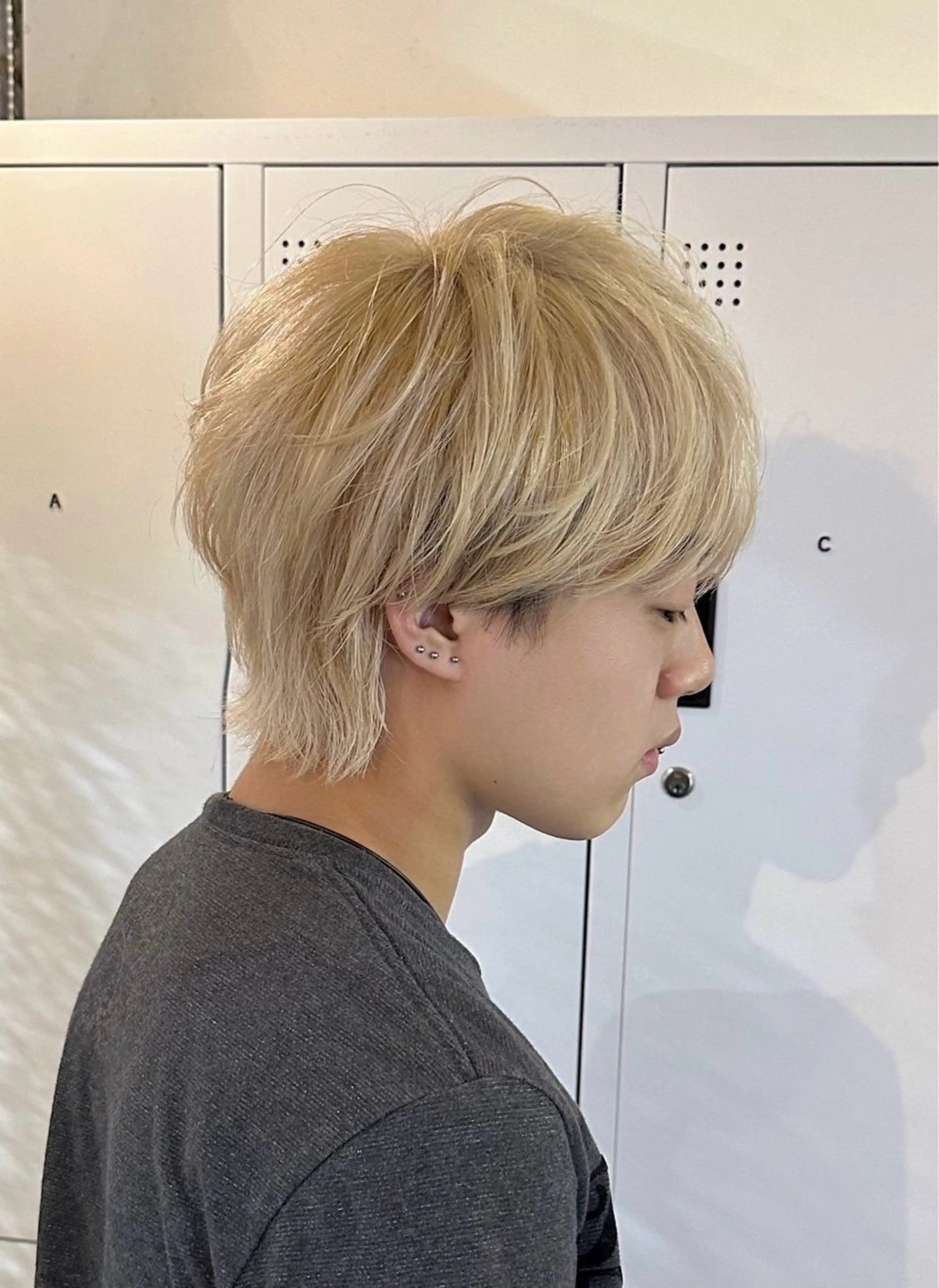 ミディアム カラー メンズ メンズブリーチ メンズハイトーン メンズウルフカット ブリーチ ハイトーンカラー カット ヘアカラー トリートメント 🌿ガクト 🌿艶髪透明感のヘアスタイル