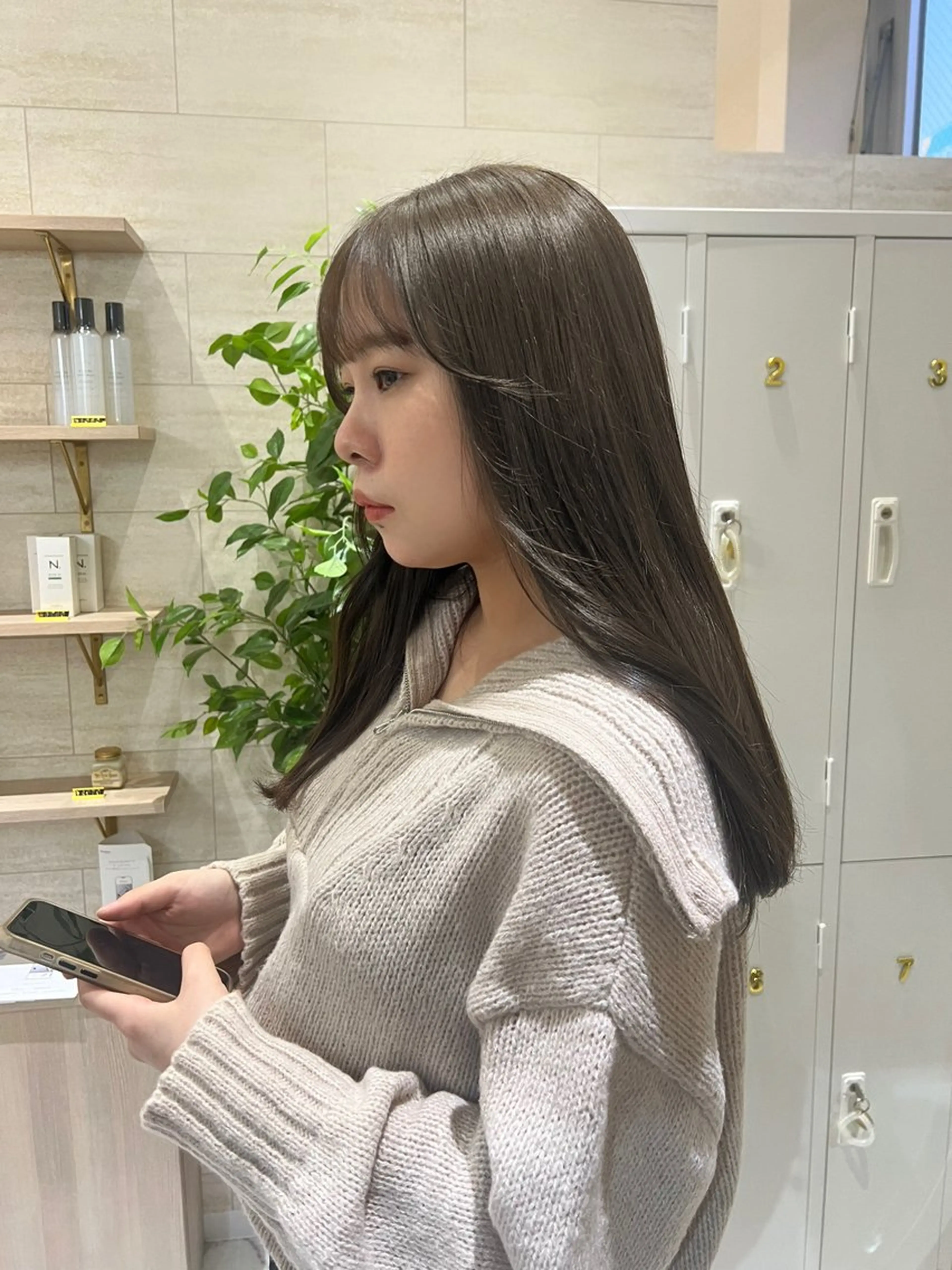 セミロング ANNA /艶髪/ハイトーンのヘアスタイル