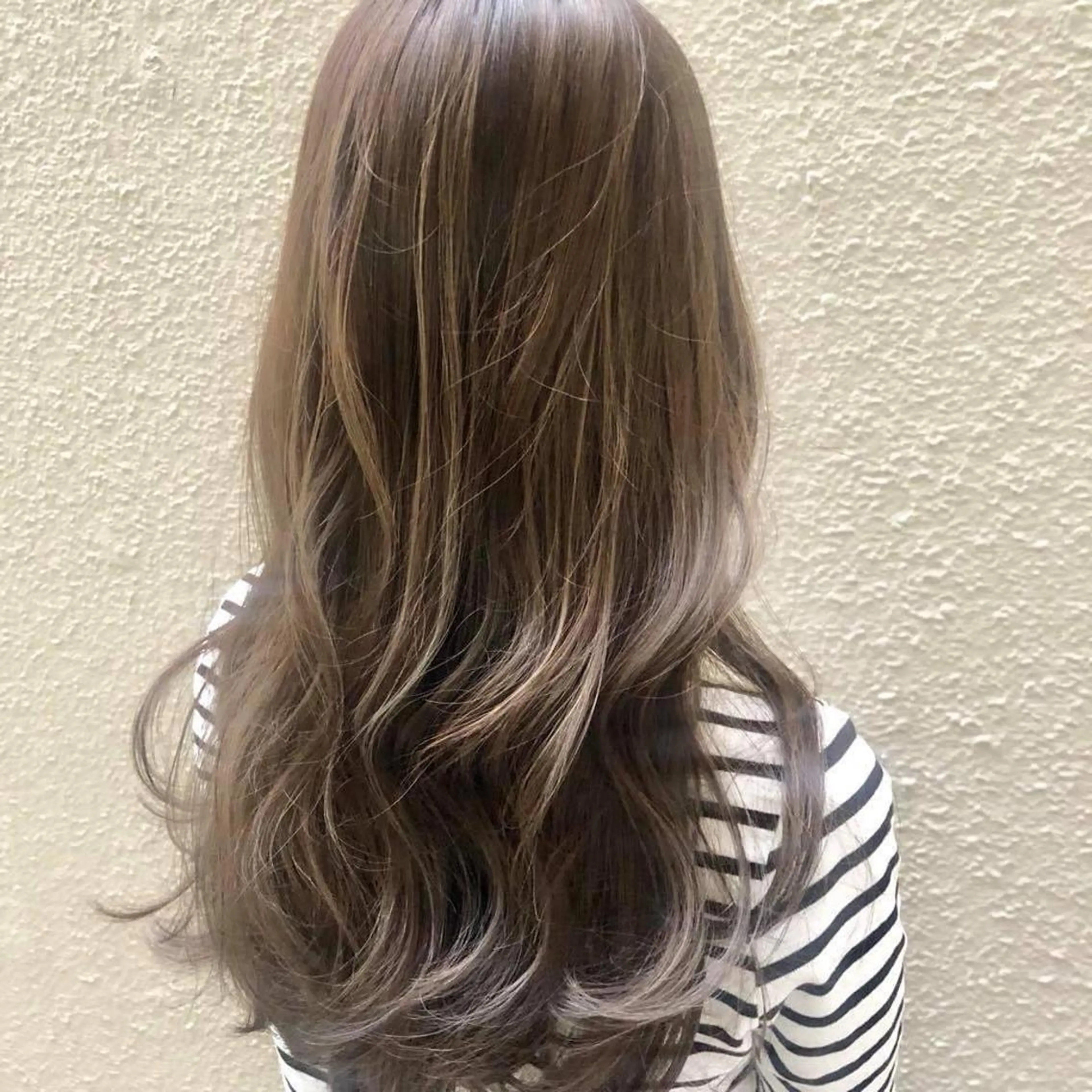 セミロング ブリーチなしカラー/ 顔周りレイヤーカットのヘアスタイル