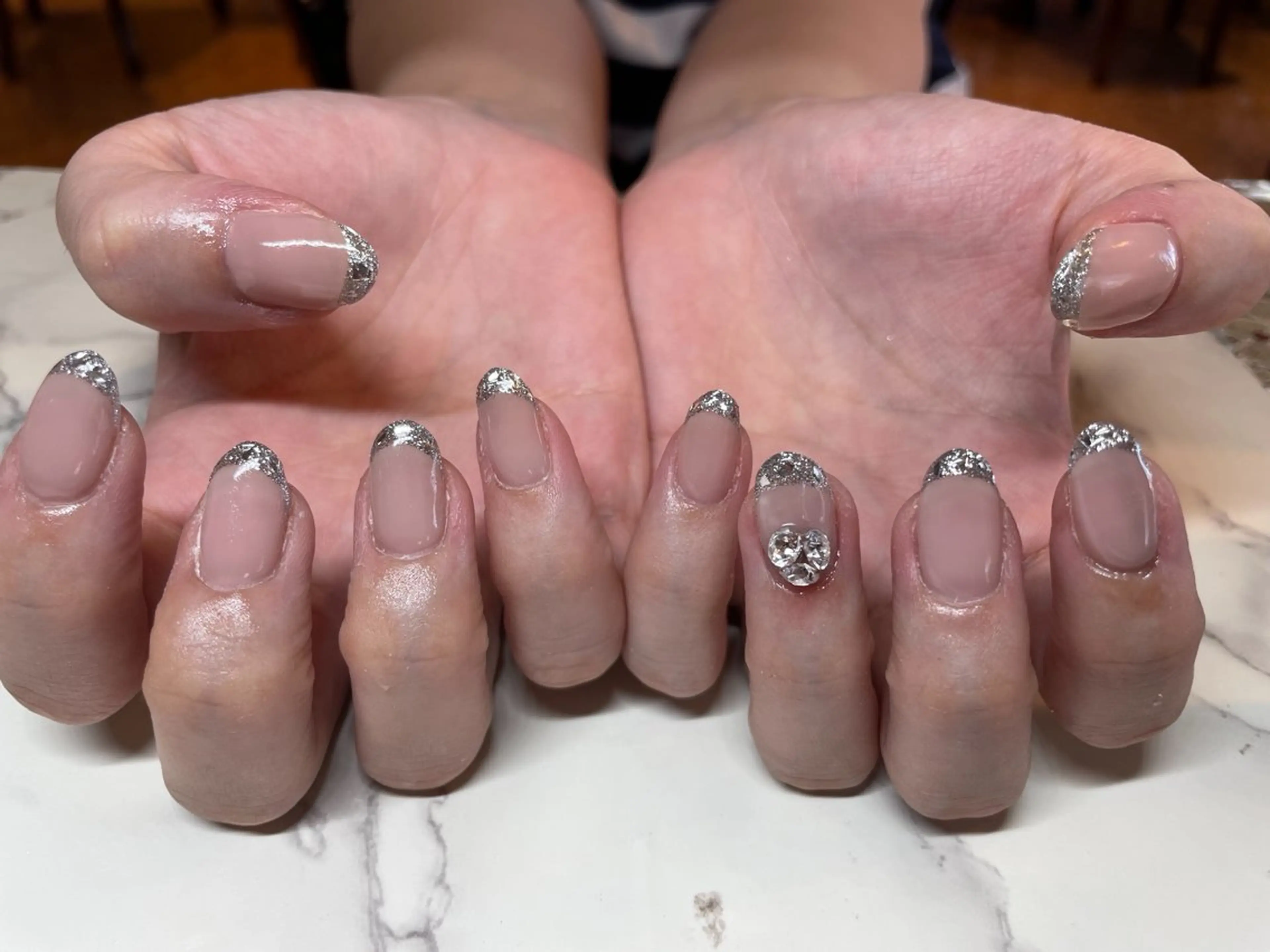 ネイル フレンチネイル ガラスフレンチ ラメ(グリッター) シルバー ストーンネイル 桑田 知季のネイルデザイン