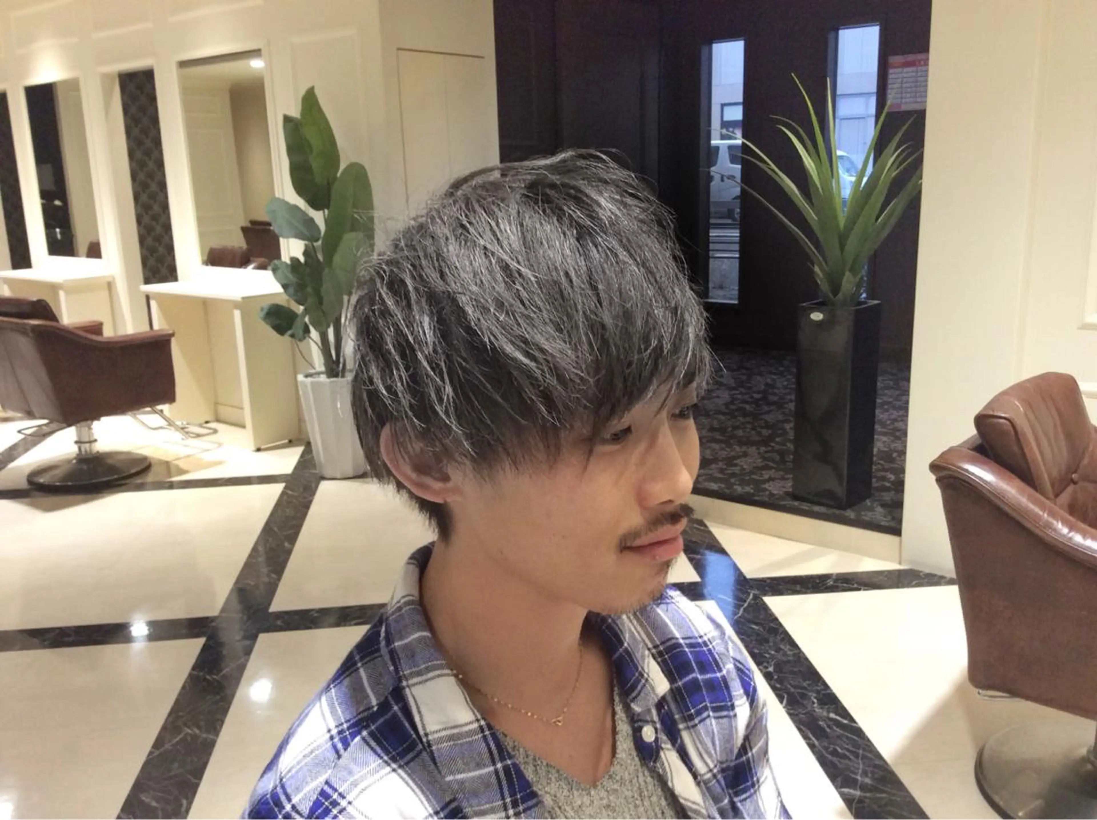 ショート カラー メンズ アッシュ シルバー シルバーアッシュ na3moe【ナナナモエ】所属・髪質改善✨カラー特化 サロン🎨平尾晃一のヘアスタイル