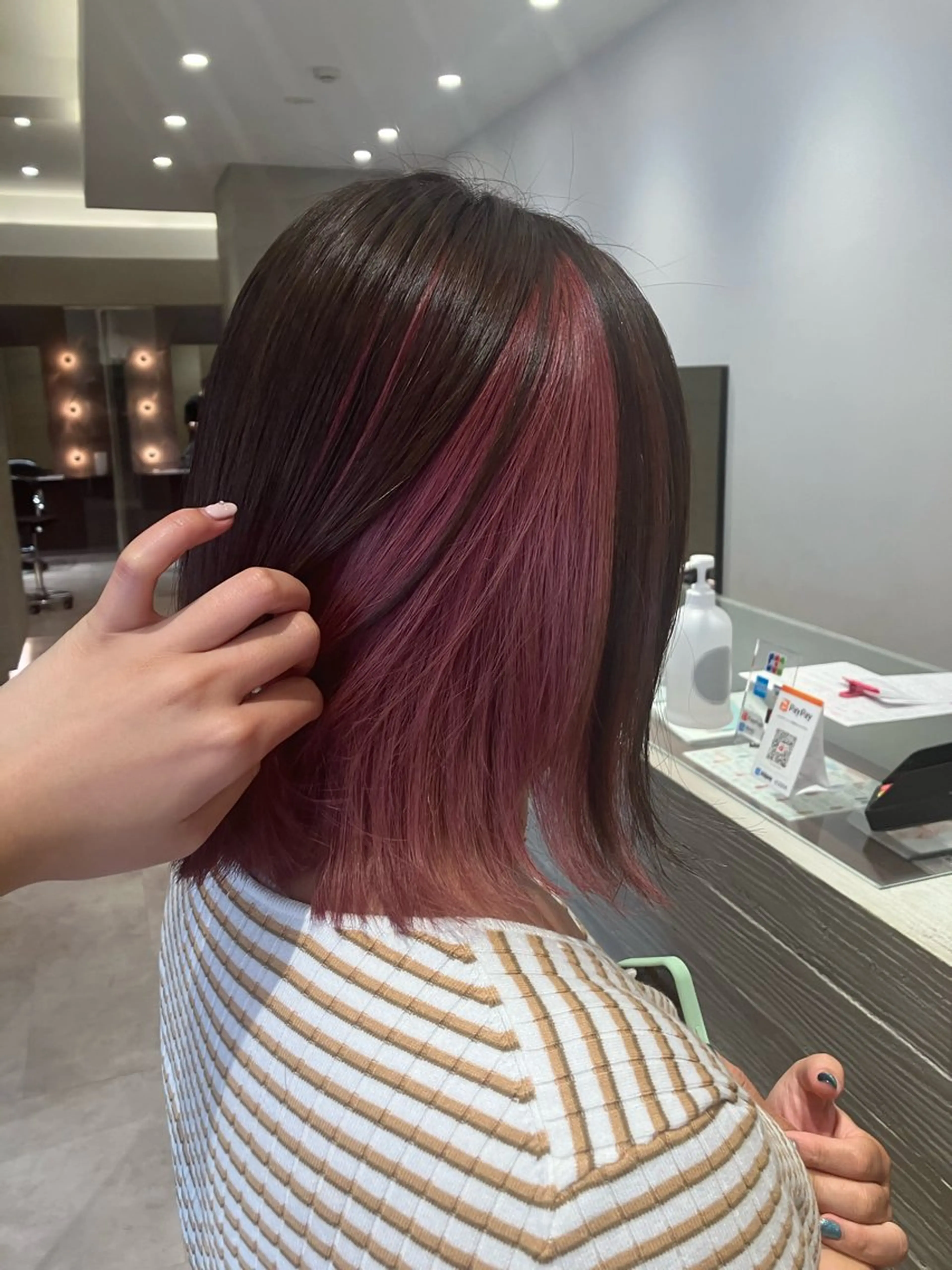 ミディアム カラー ピンクカラー サキ🤍ハイトーン 🩰くびれ巻きヘアのヘアスタイル