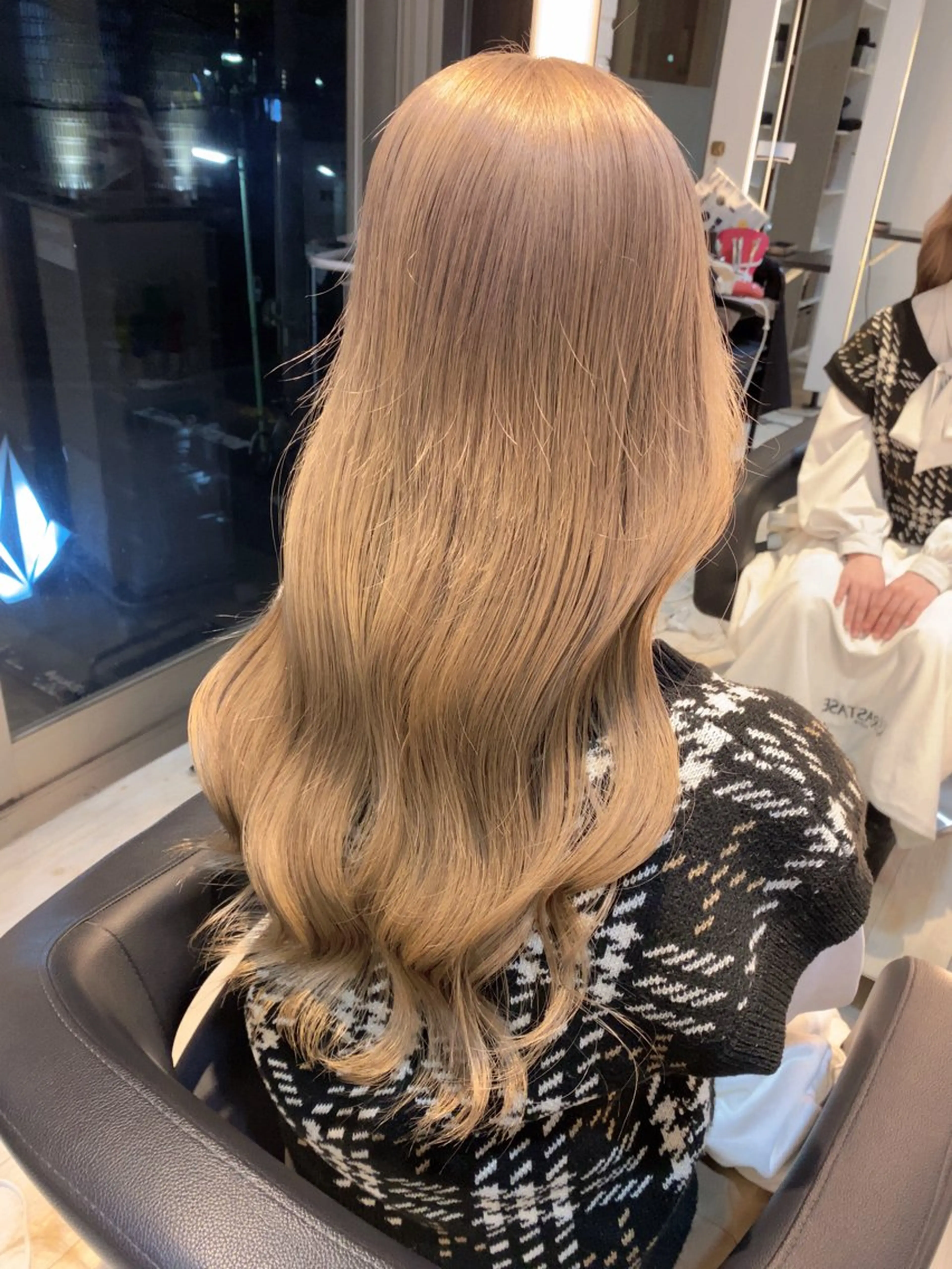 ロング カラー ベージュカラー ミルクティーベージュ ブリーチ/髪質改善/ 透明感カラー/暖色のヘアスタイル