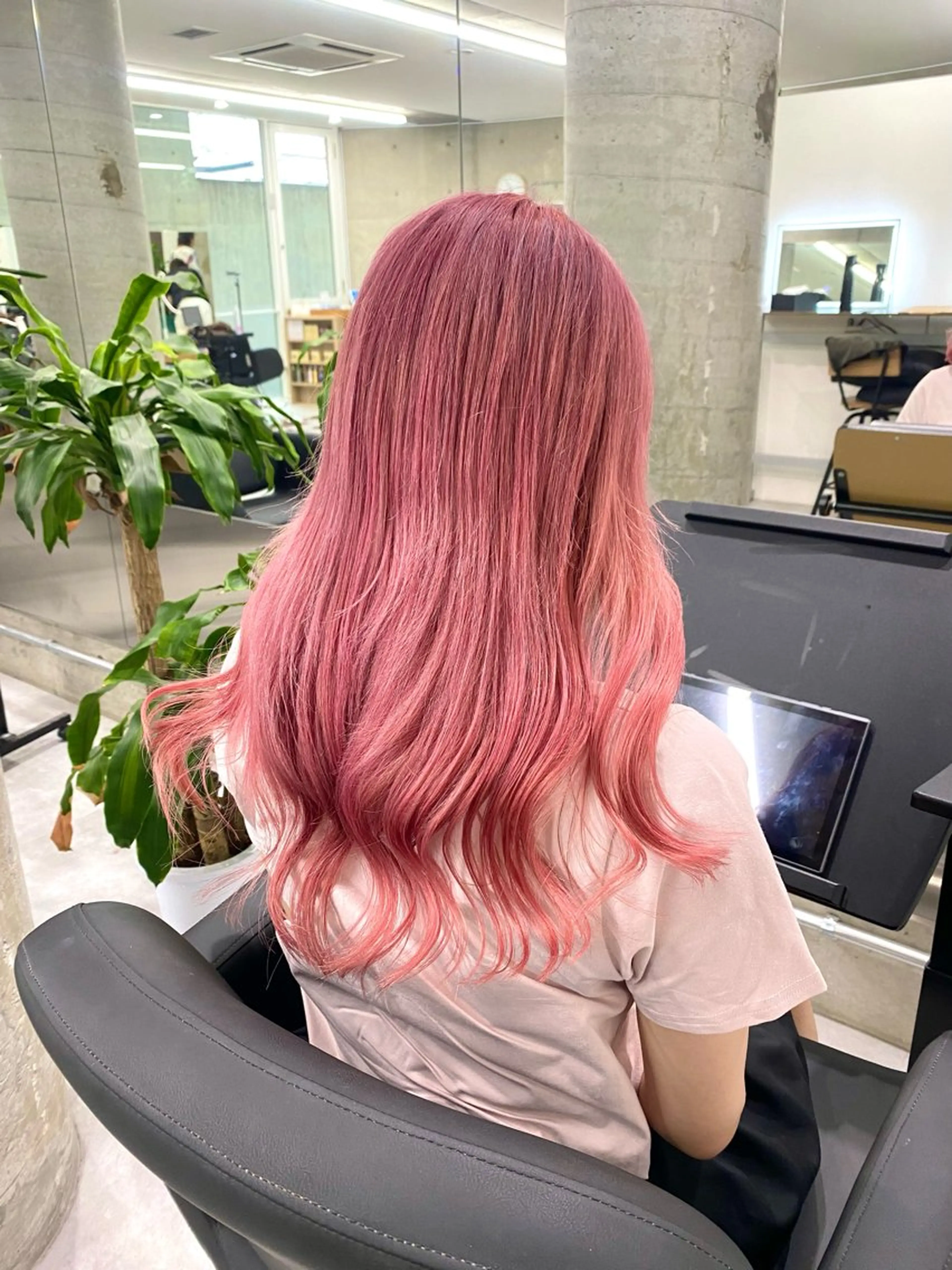 ロング カラー ブリーチ ピンクカラー ヘアカラー Welring hair salon所属・Runa/大人 かわいいハイトーンのヘアスタイル