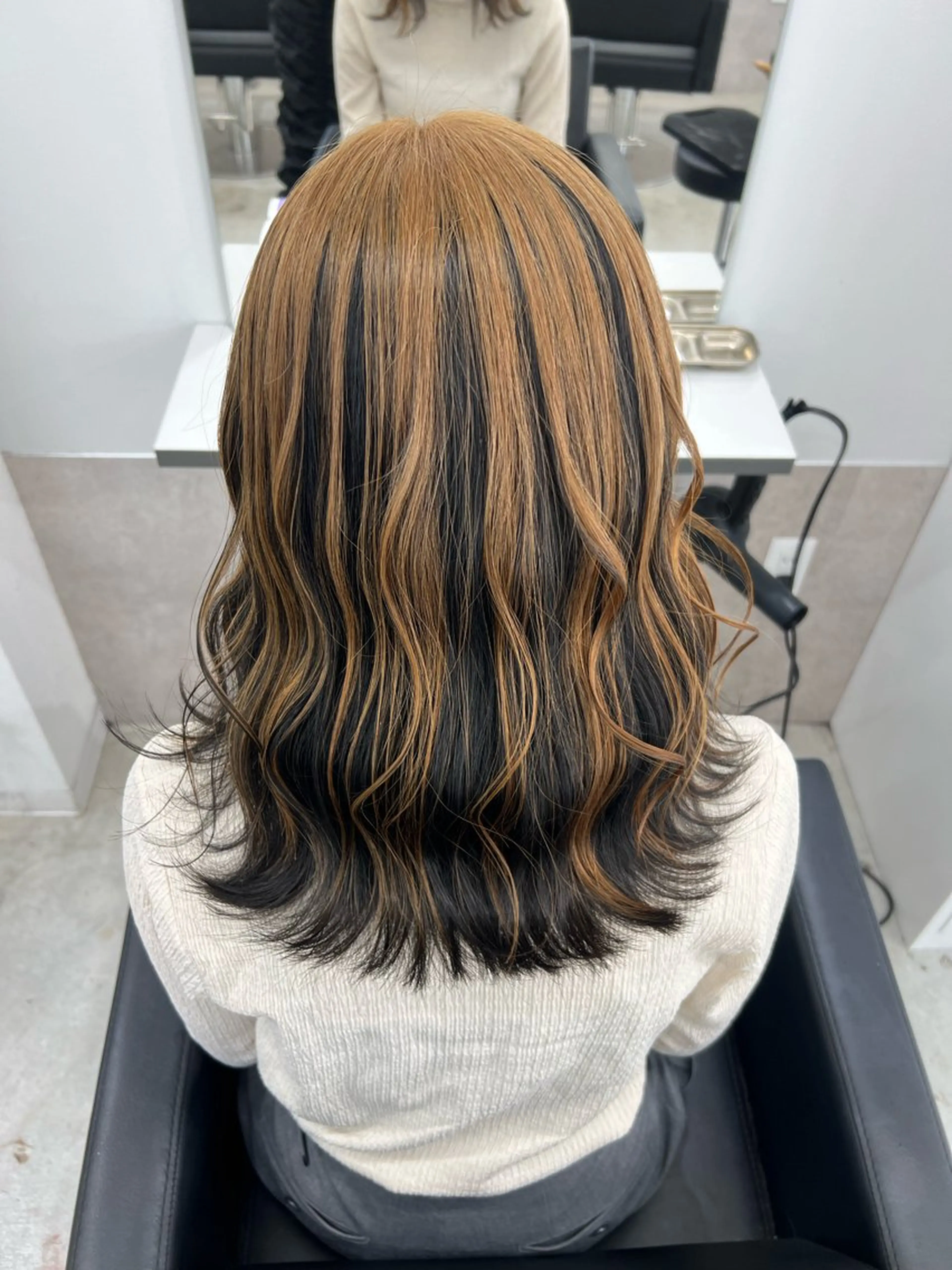 ミディアム ヘアカラー maya レイヤーカットのヘアスタイル