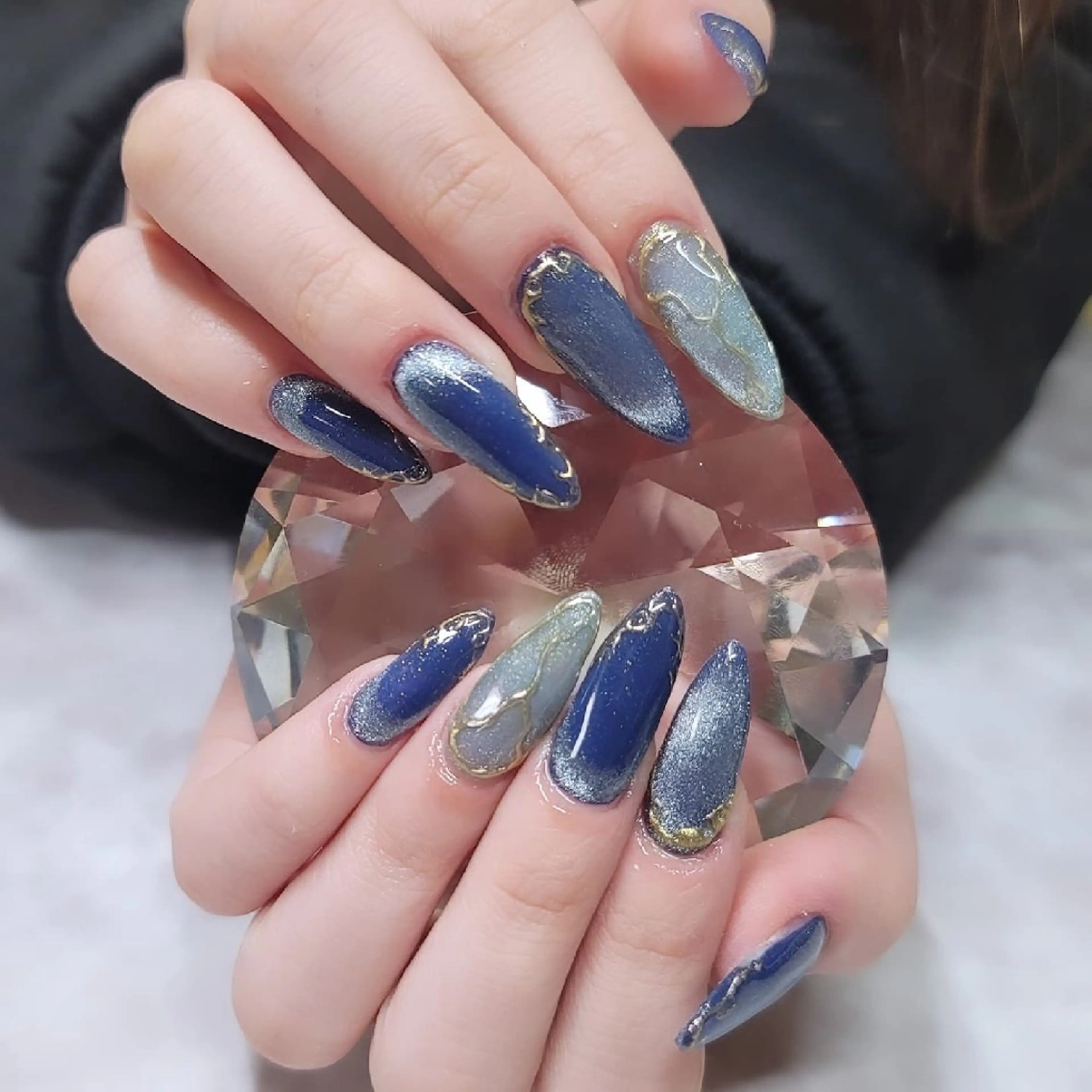ネイル ブルー マグネットネイル nailsalon glow sayaのネイルデザイン