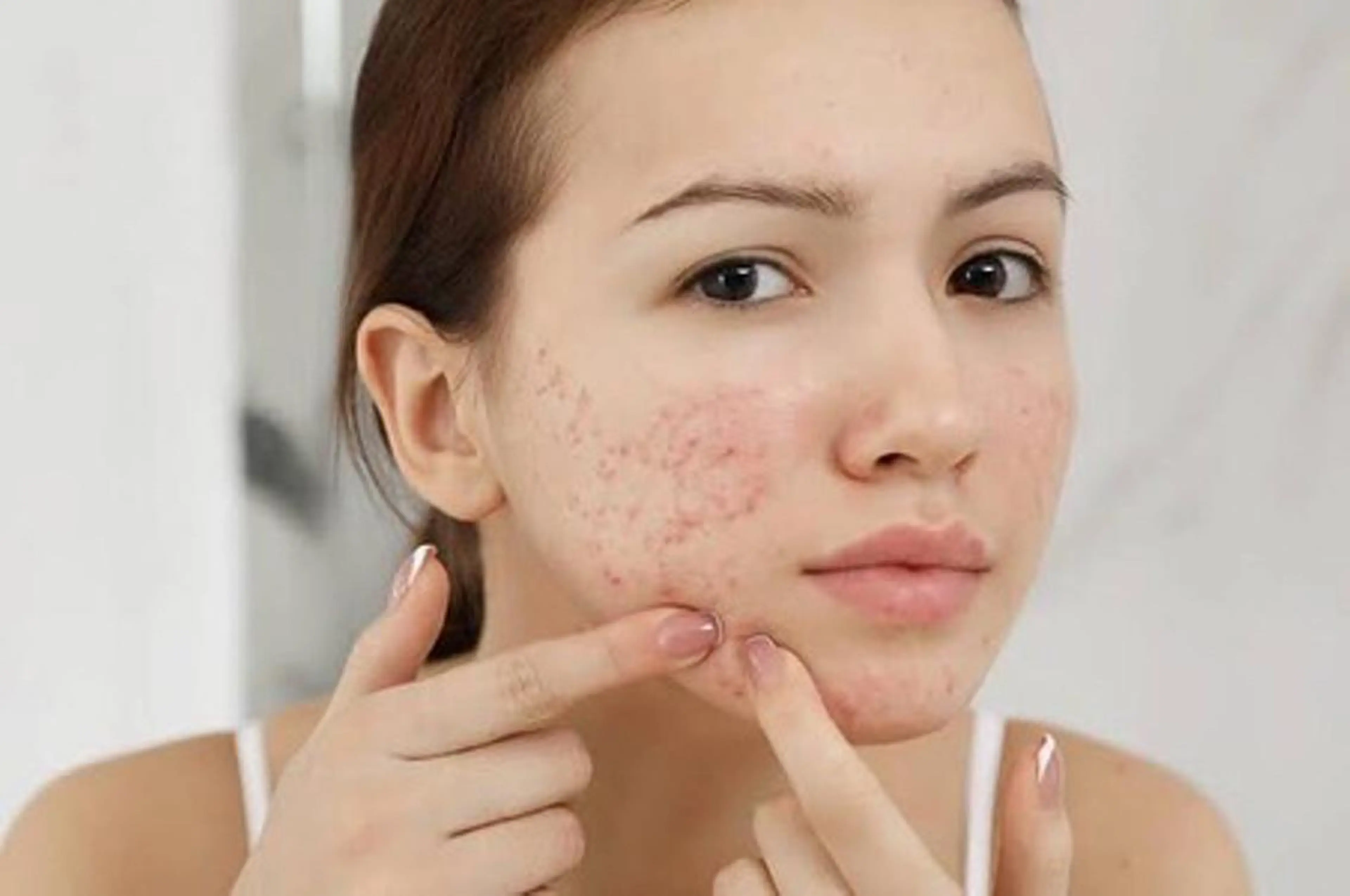 ショート カラー パーマ ヘアアレンジ メンズ キッズ ネイル マツエク・マツパ アイブロウ 学生(メンズ向け) 眉毛ワックス脱毛 学生 小顔カット 赤色 Chloe-クロエ- 脱毛/フェイシャルのエステ・リラクイメージ