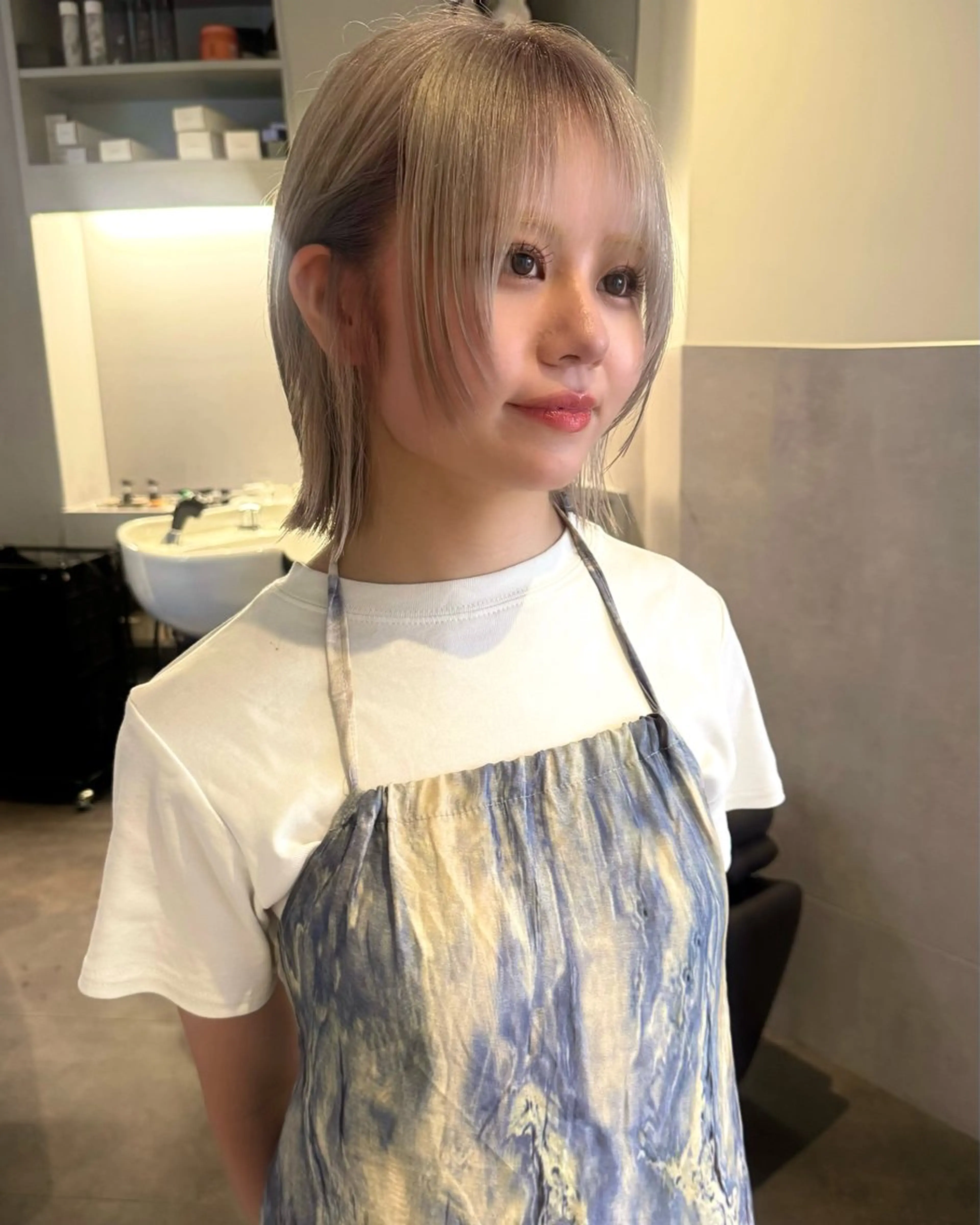 ショート カラー ベージュカラー ブリーチ ホワイトベージュ ヘアカラー トリートメント RAIMA ハイトーンレイヤーのヘアスタイル
