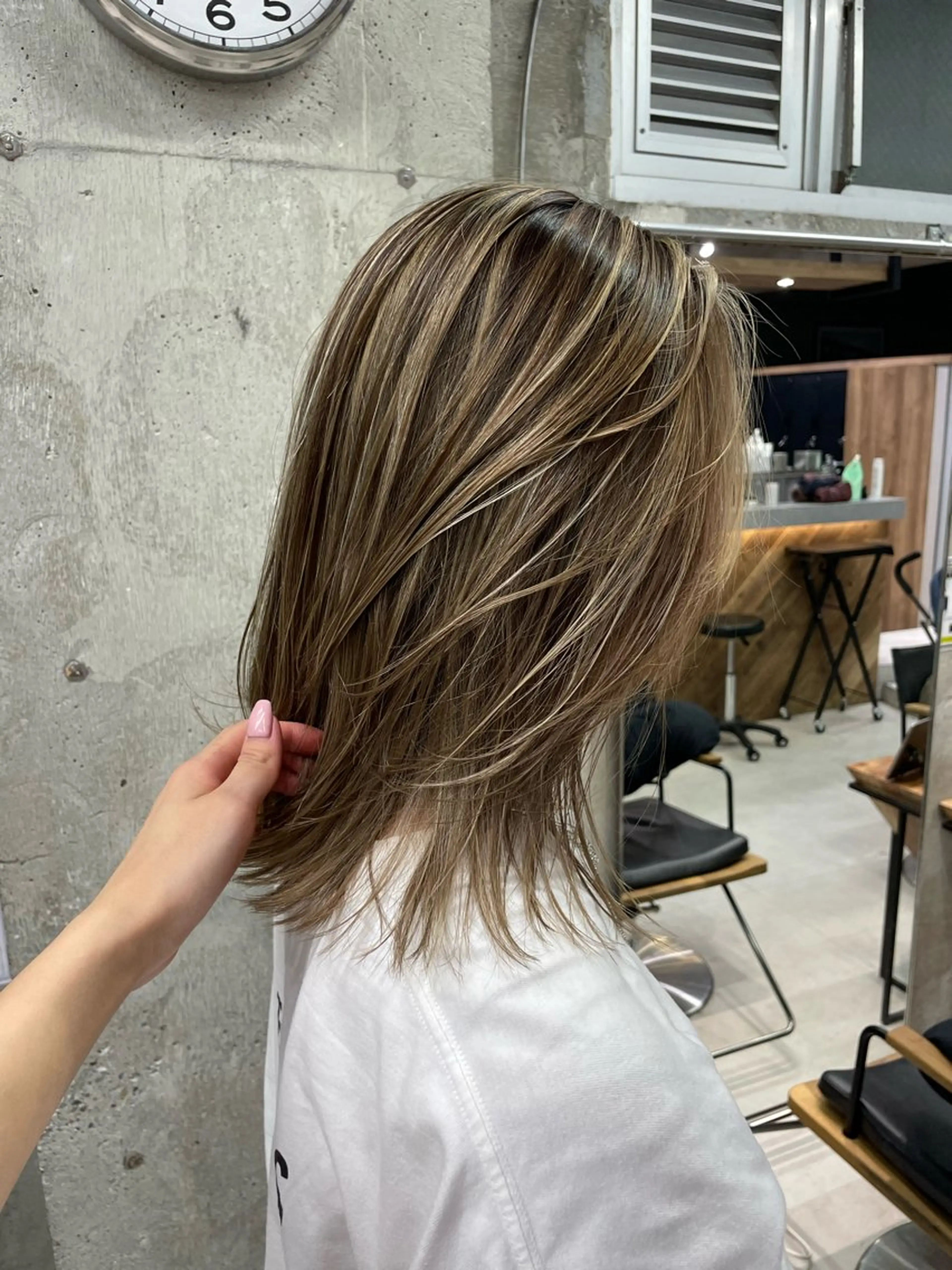 セミロング ハイライト 🫧ハイライトカラー 🫧 𝓜𝓘𝓤のヘアスタイル