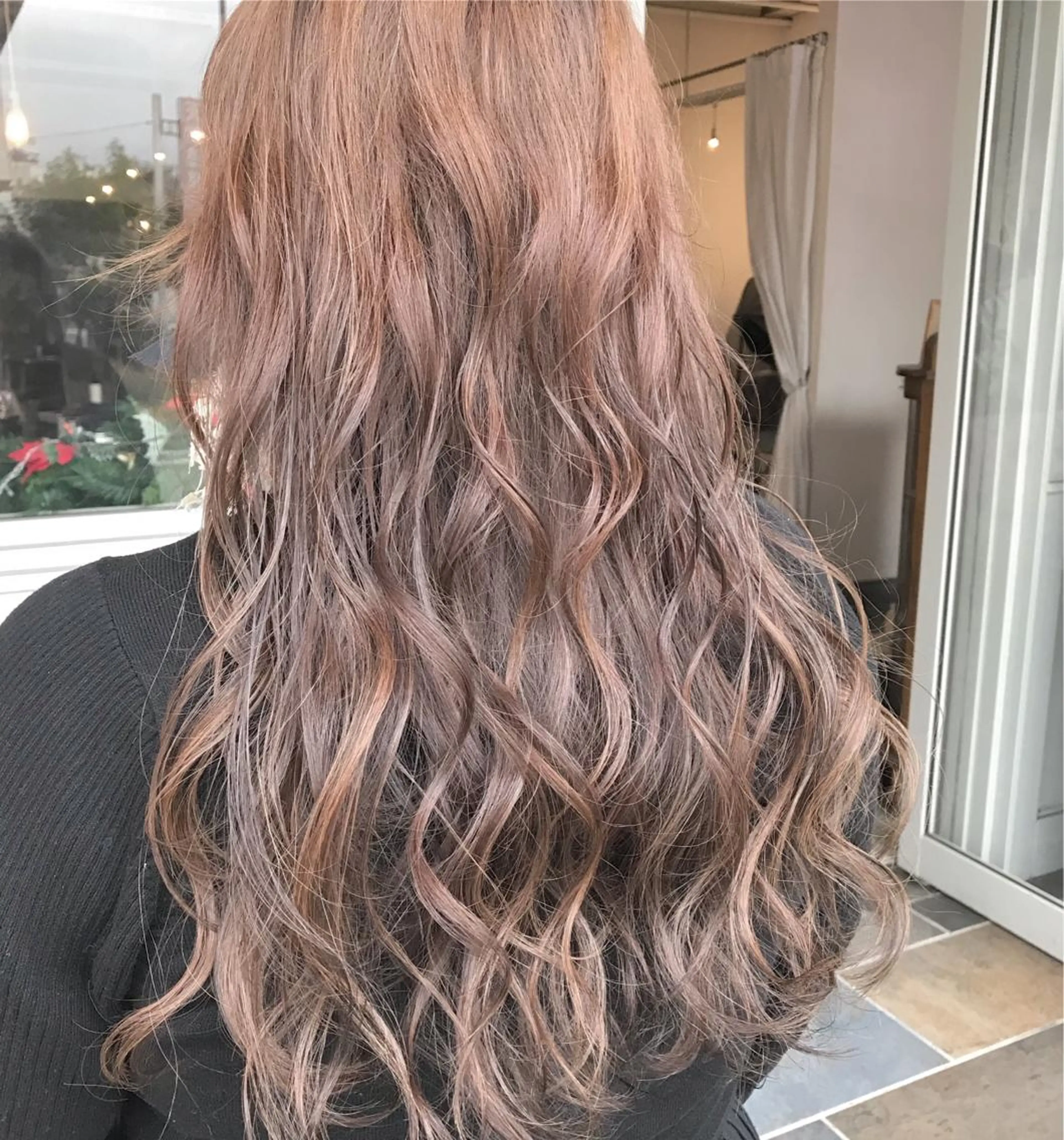 ロング カラー ヘアアレンジ お団子ヘア 切りっぱなしボブ バレイヤージュ ブリーチ デザインカラー Mariana/ 鶴原-ハイライトのヘアスタイル