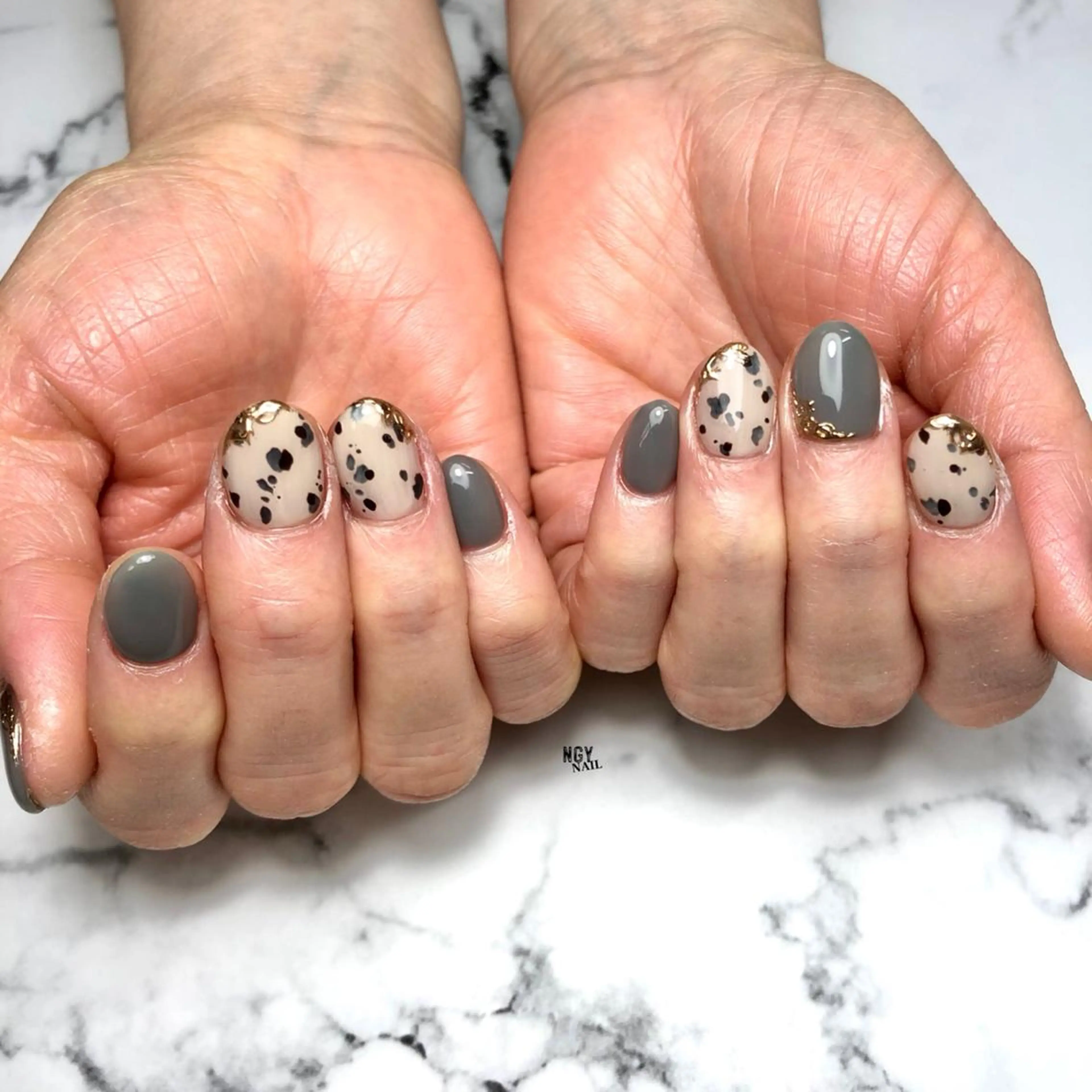ネイル アニマル柄 グリーン ミラーネイル ニュアンスネイル ワンカラーネイル ハンドネイル NAIL NOWのネイルデザイン