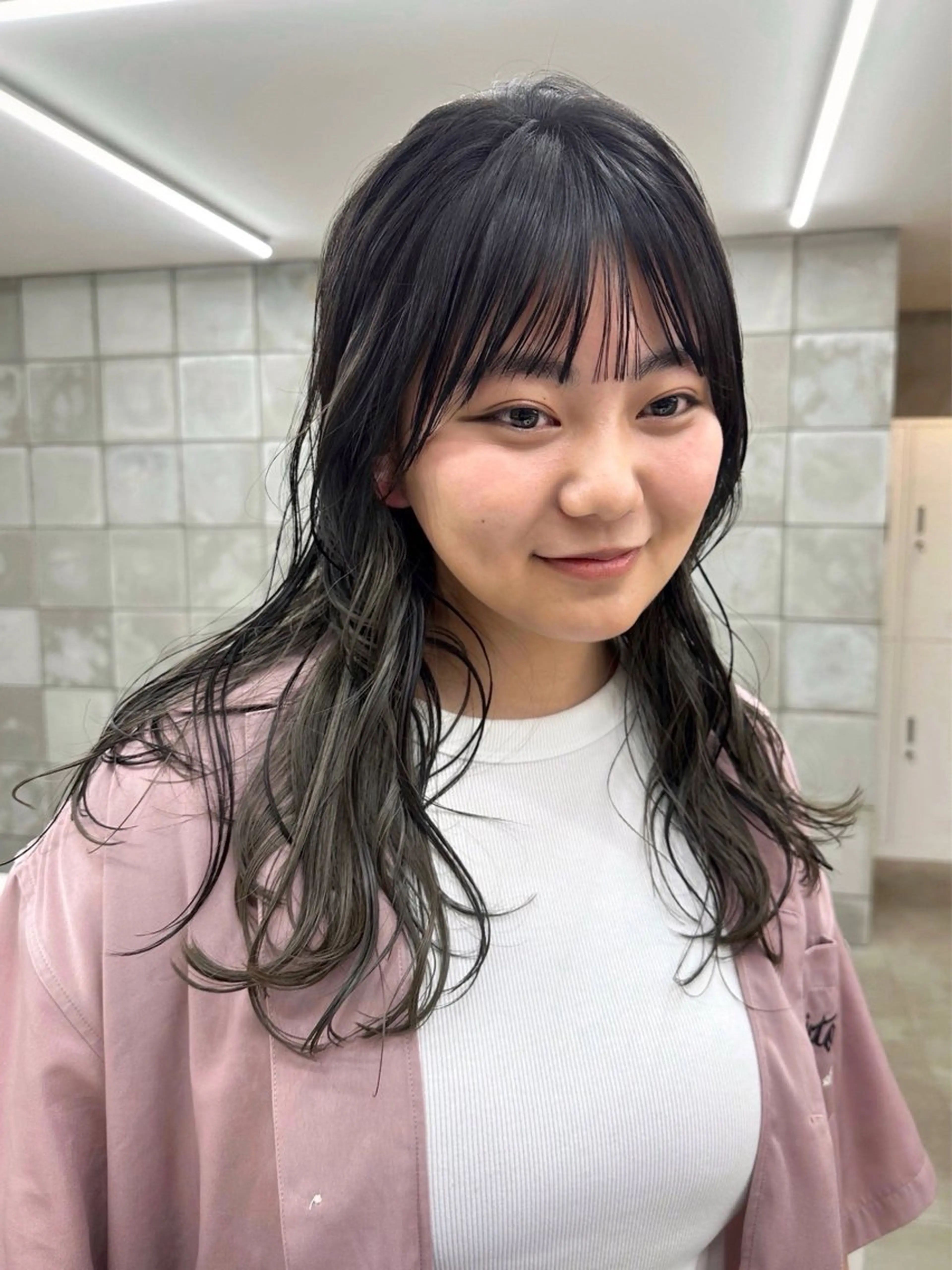 ミディアム カラー ブリーチ グレージュ インナーカラー オリーブグレージュ オリーブグレー カット ヘアカラー 榛地 渉馬のヘアスタイル