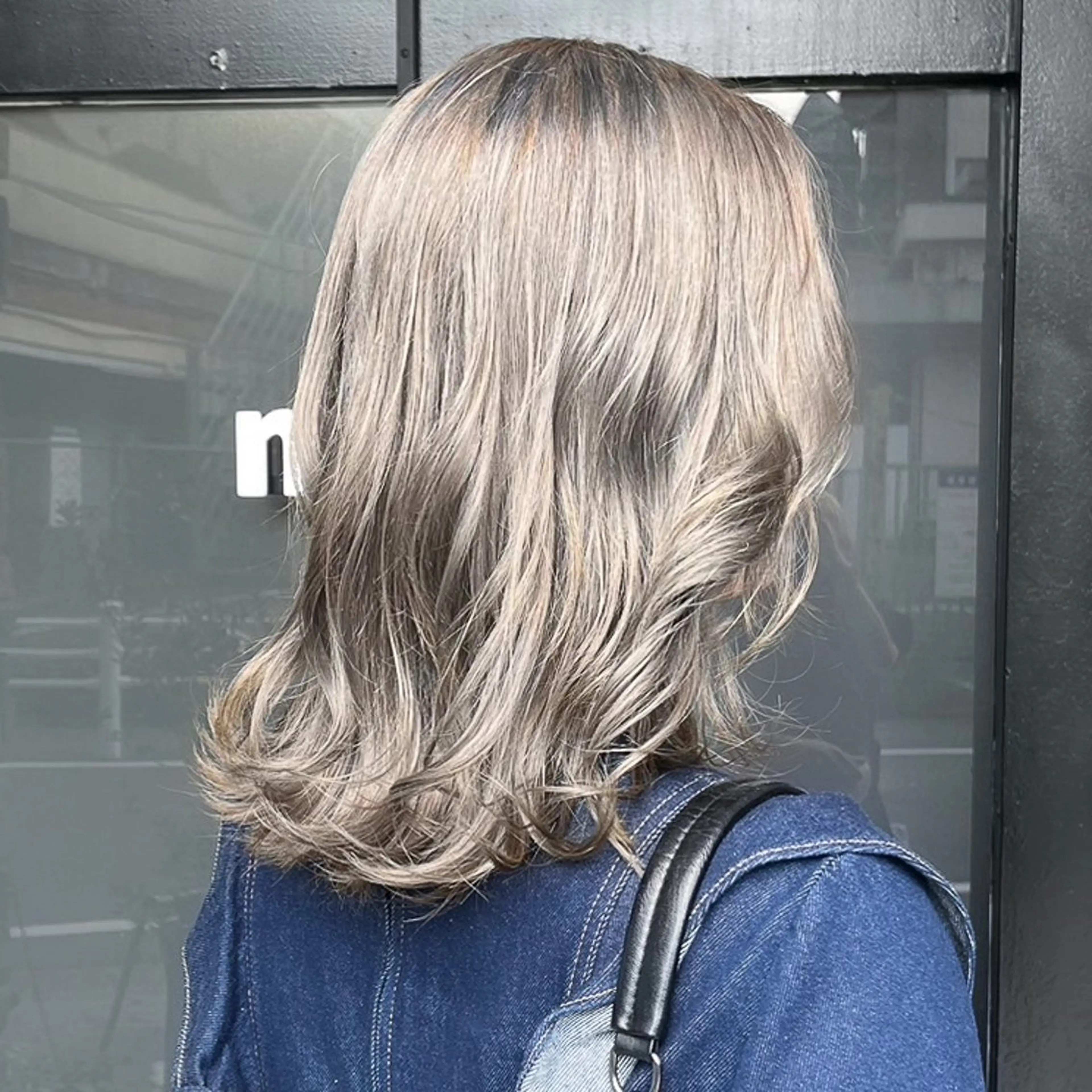 ミディアム 透明感カラー/パーマ 🌀アオノアユミのヘアスタイル