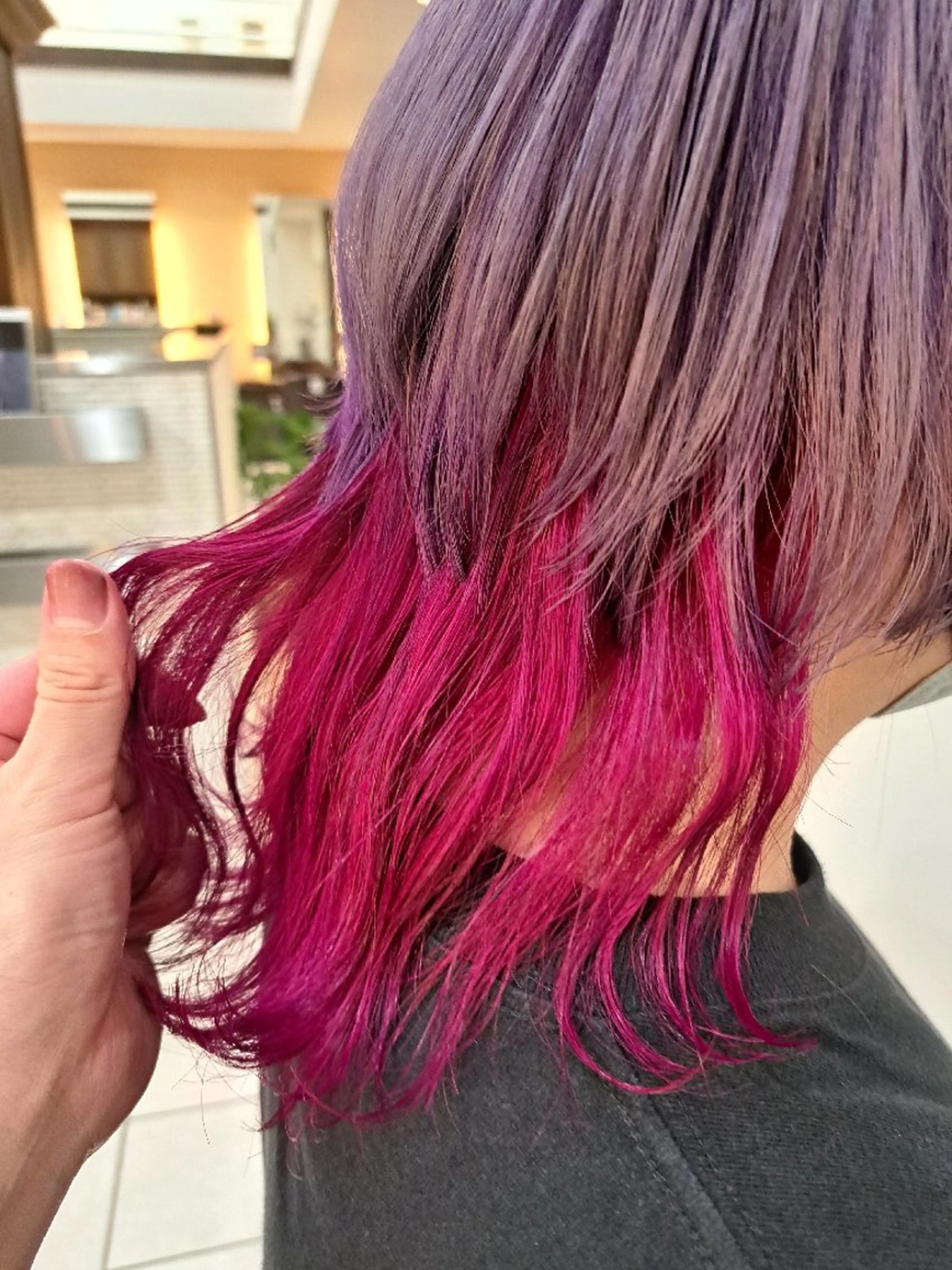 セミロング カラー インナーカラー ウルフカット メンズ ヘアメイク  ハイトーン キャロのヘアスタイル