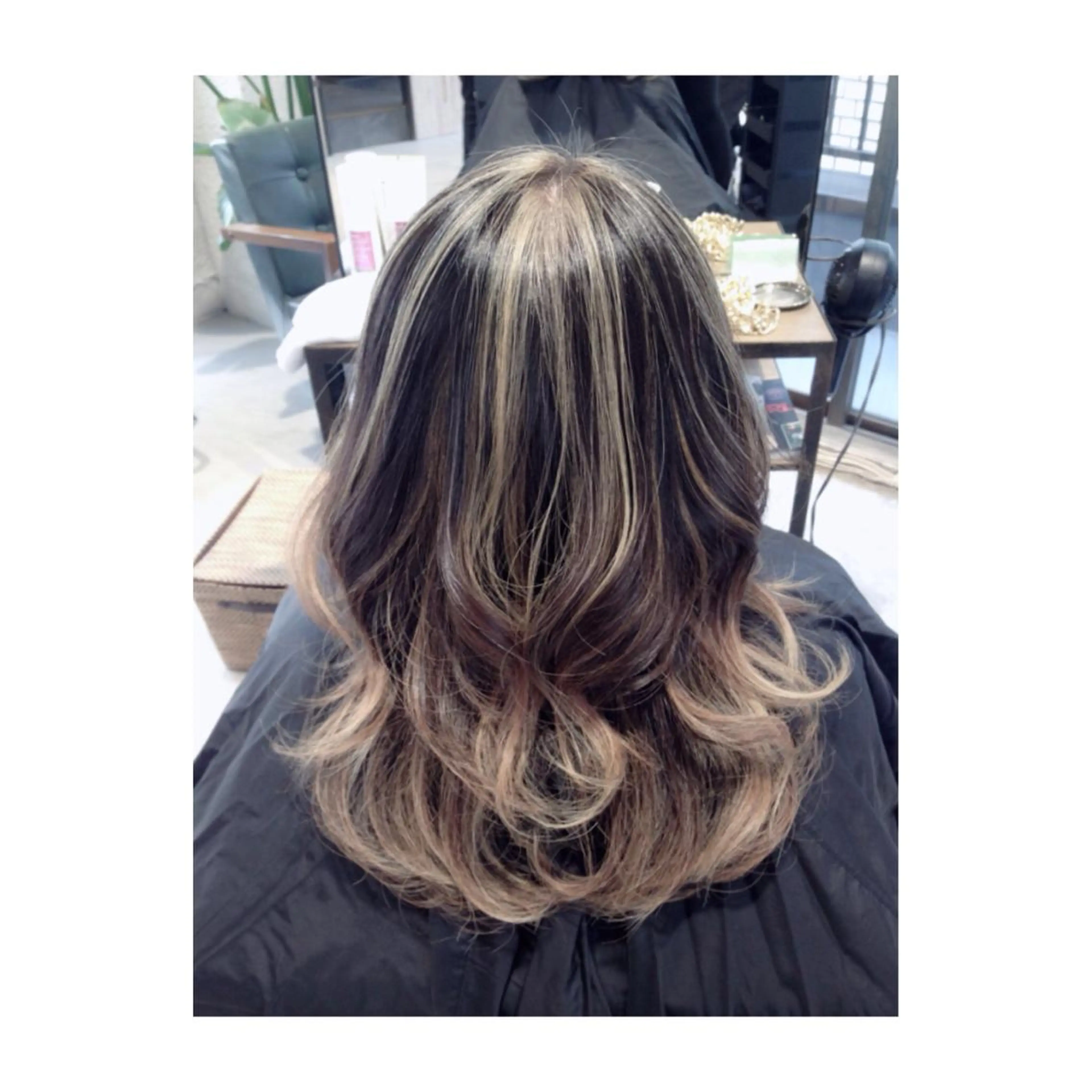 ミディアム セミロング ロング カラー ベージュカラー ハイライトカラー ハイライト アオガミ （前髪顔周りカット）のヘアスタイル