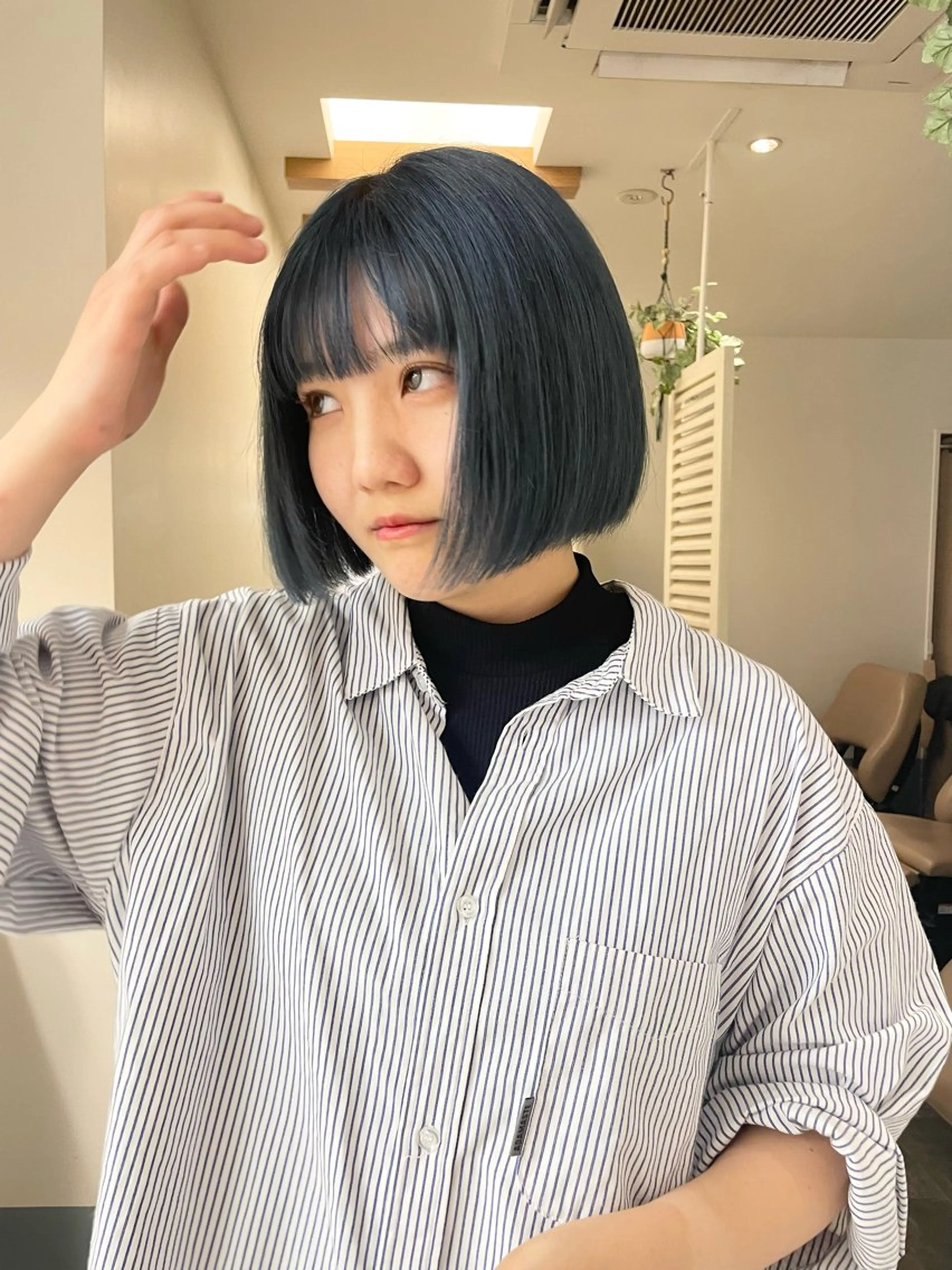 ショート カラー ブリーチ ネイビーカラー ヘアカラー リカ/ハイトーン ・オリーブ🍀のヘアスタイル