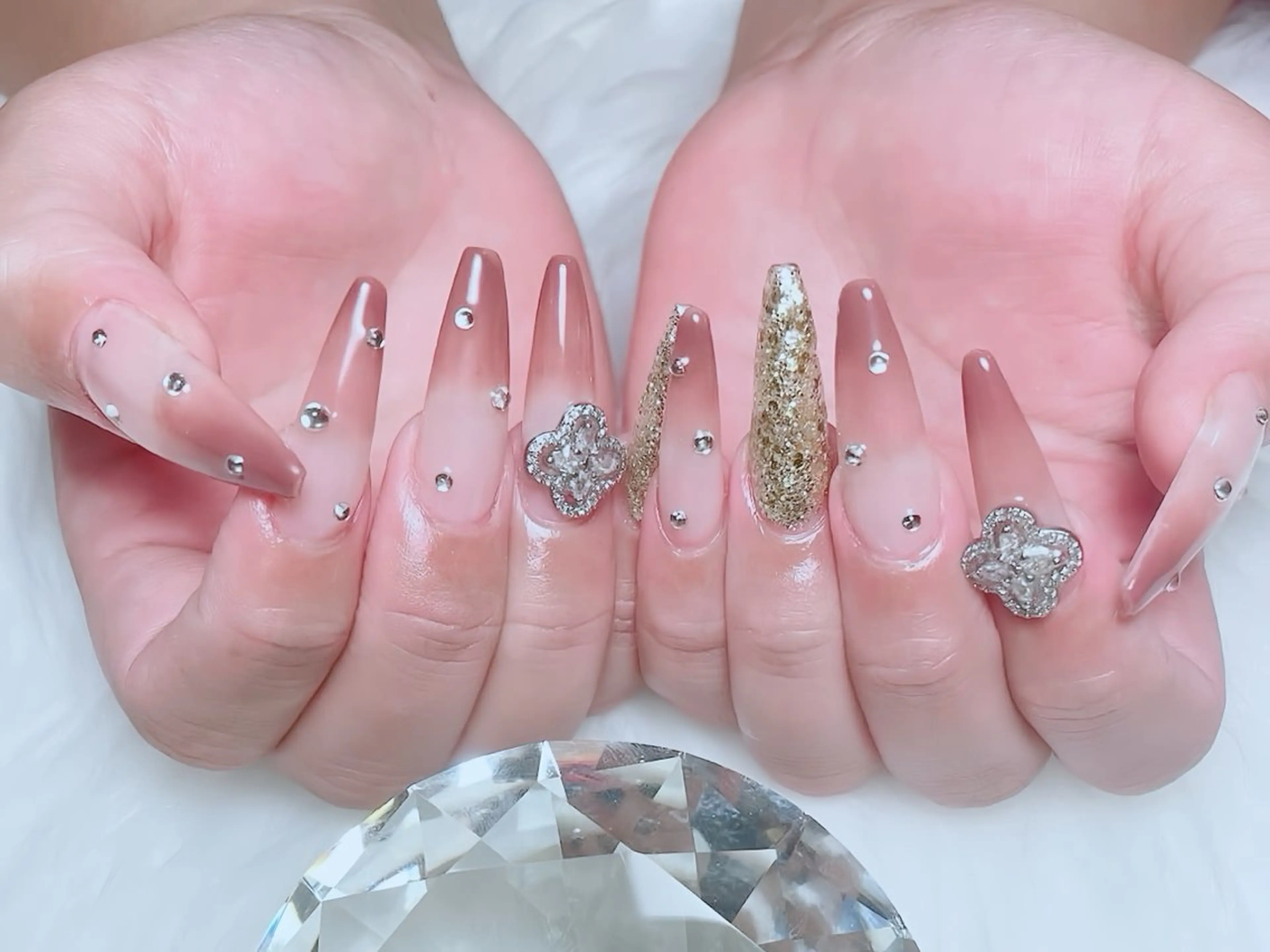 ネイル チークネイル フレンチネイル ガラスフレンチ グラデーション キラキラネイル ハンドネイル Rin Nail所属・Rin Nailのネイルデザイン