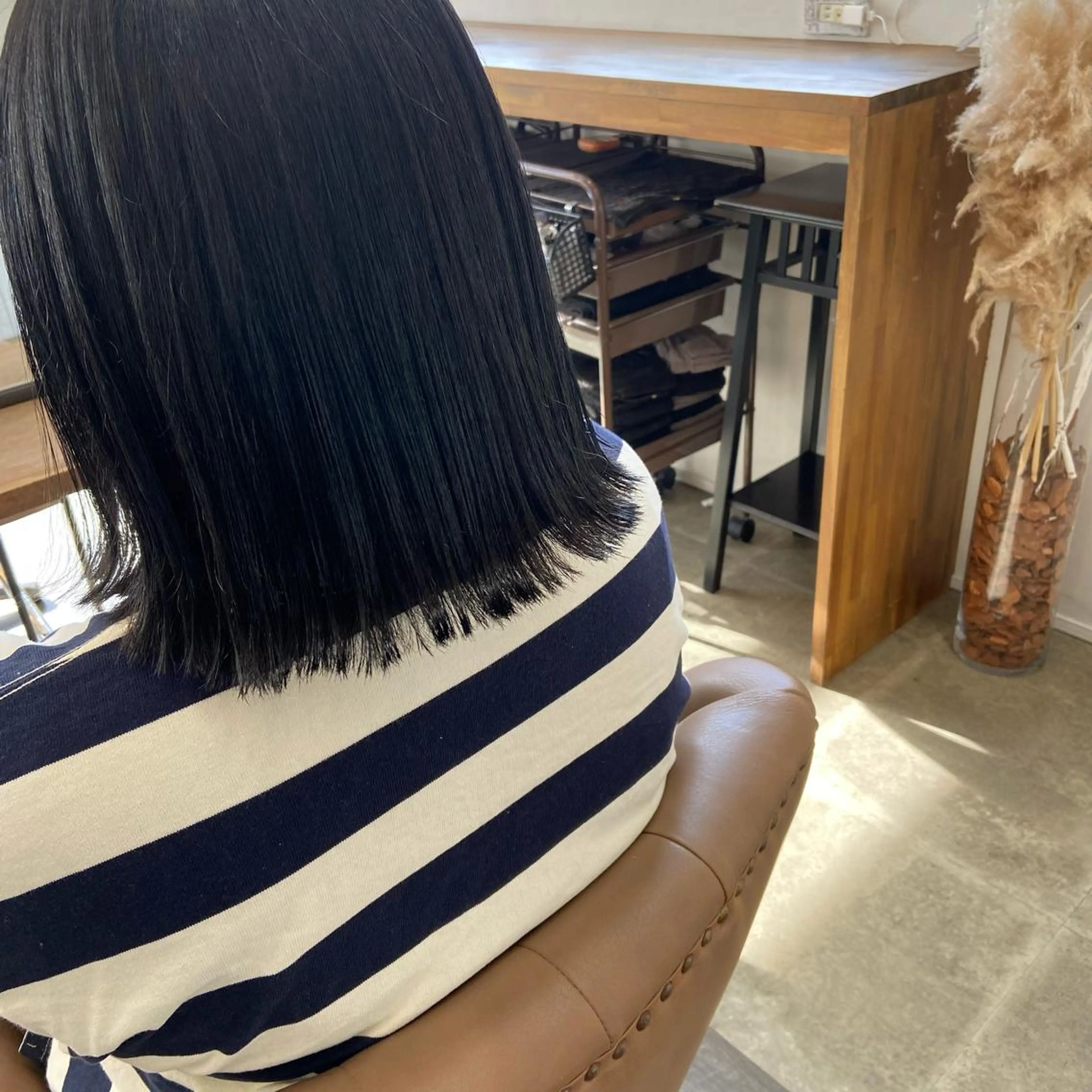 ミディアム カラー 黒髪 ブルーカラー ブルーブラック 松本 玲菜のヘアスタイル