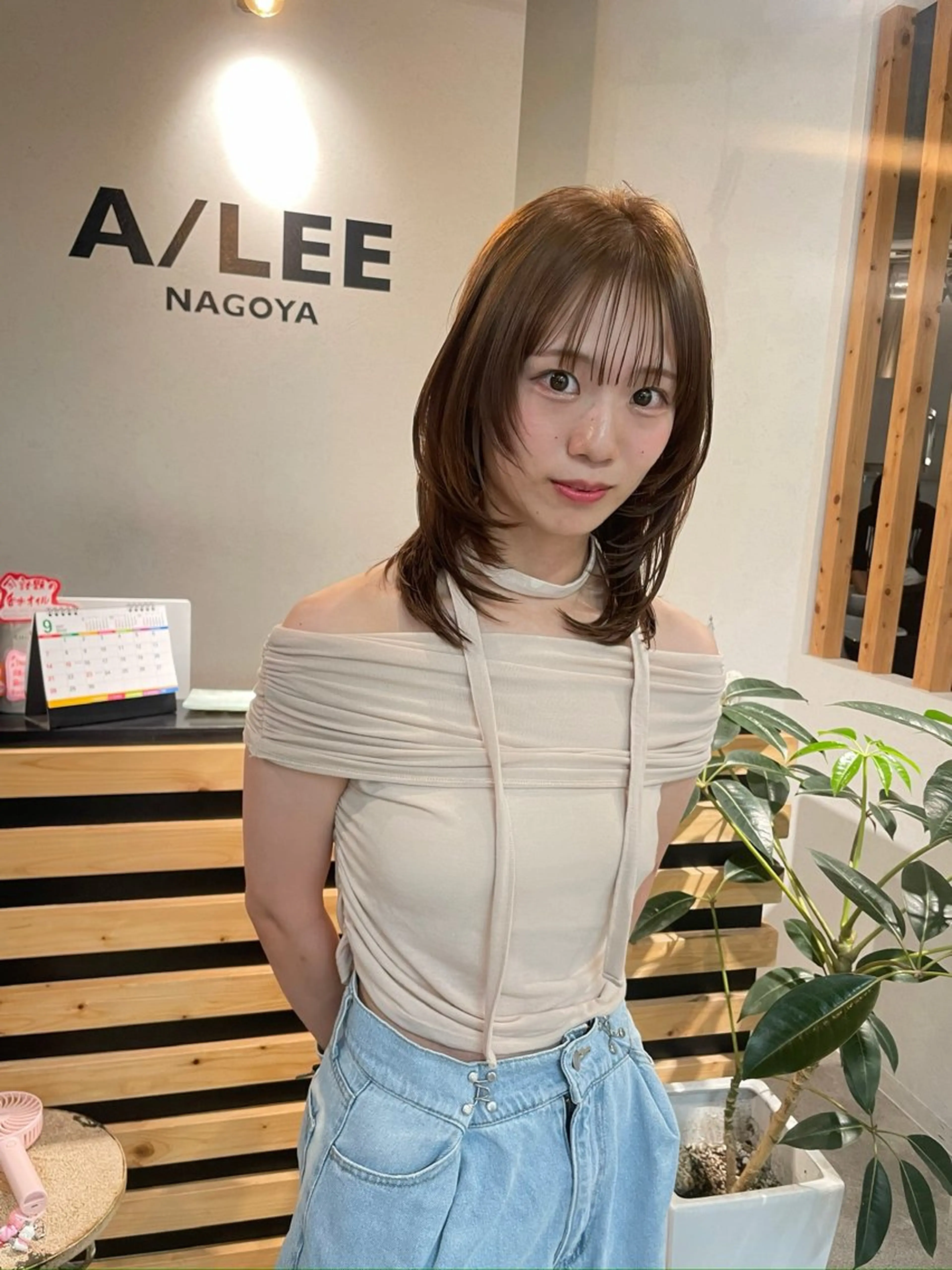 ミディアム カラー ブリーチ ブラウンカラー ナチュラルブラウン 顔周りカット レイヤーカット カット ヘアカラー A/LEE所属・久保田 千尋のヘアスタイル