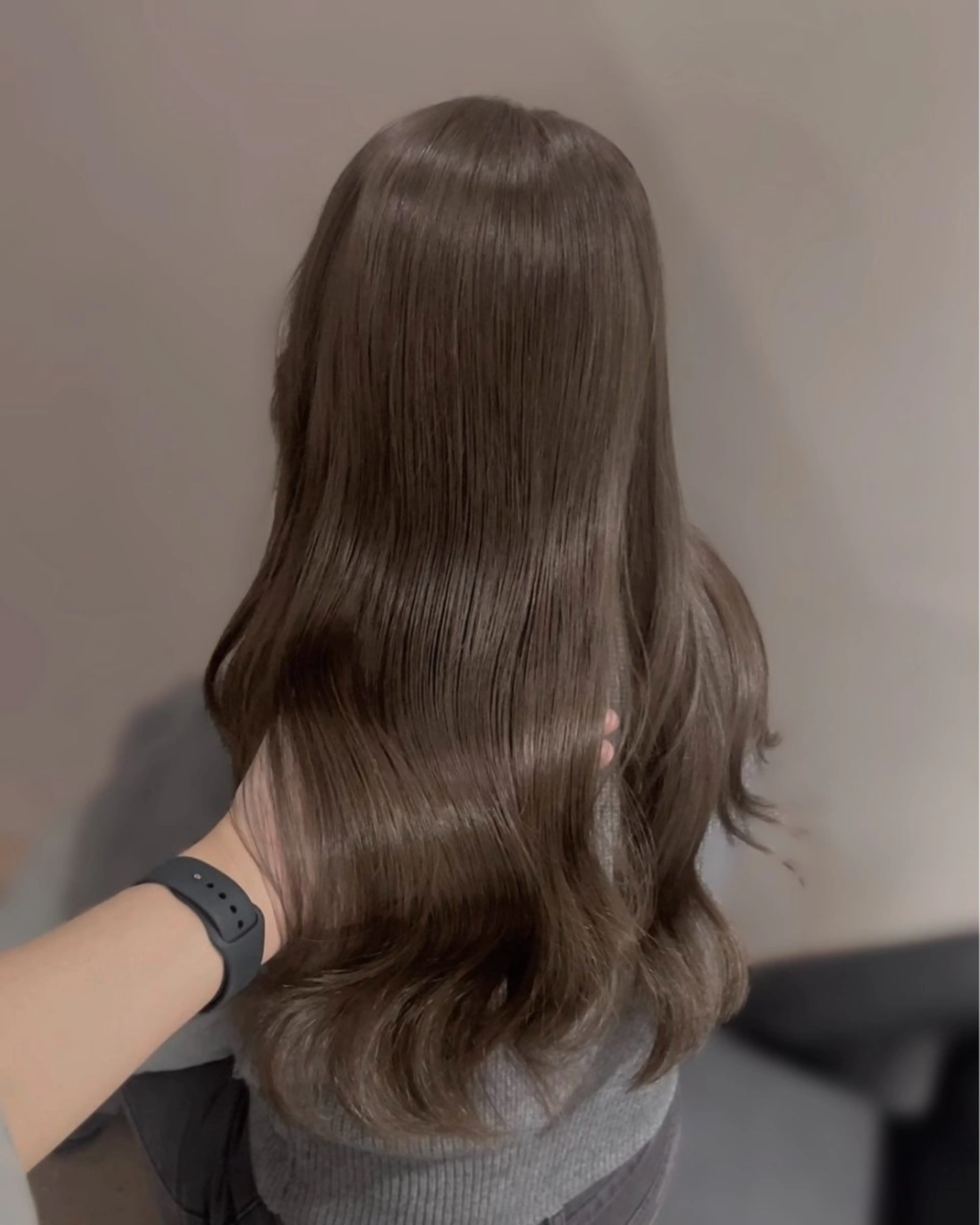 ミディアム カラー パーマ アッシュ アッシュグレー アッシュグレージュ ベージュカラー ブリーチ カット ヘアカラー トリートメント ブリーチなし/ ベージュ/akiraのヘアスタイル