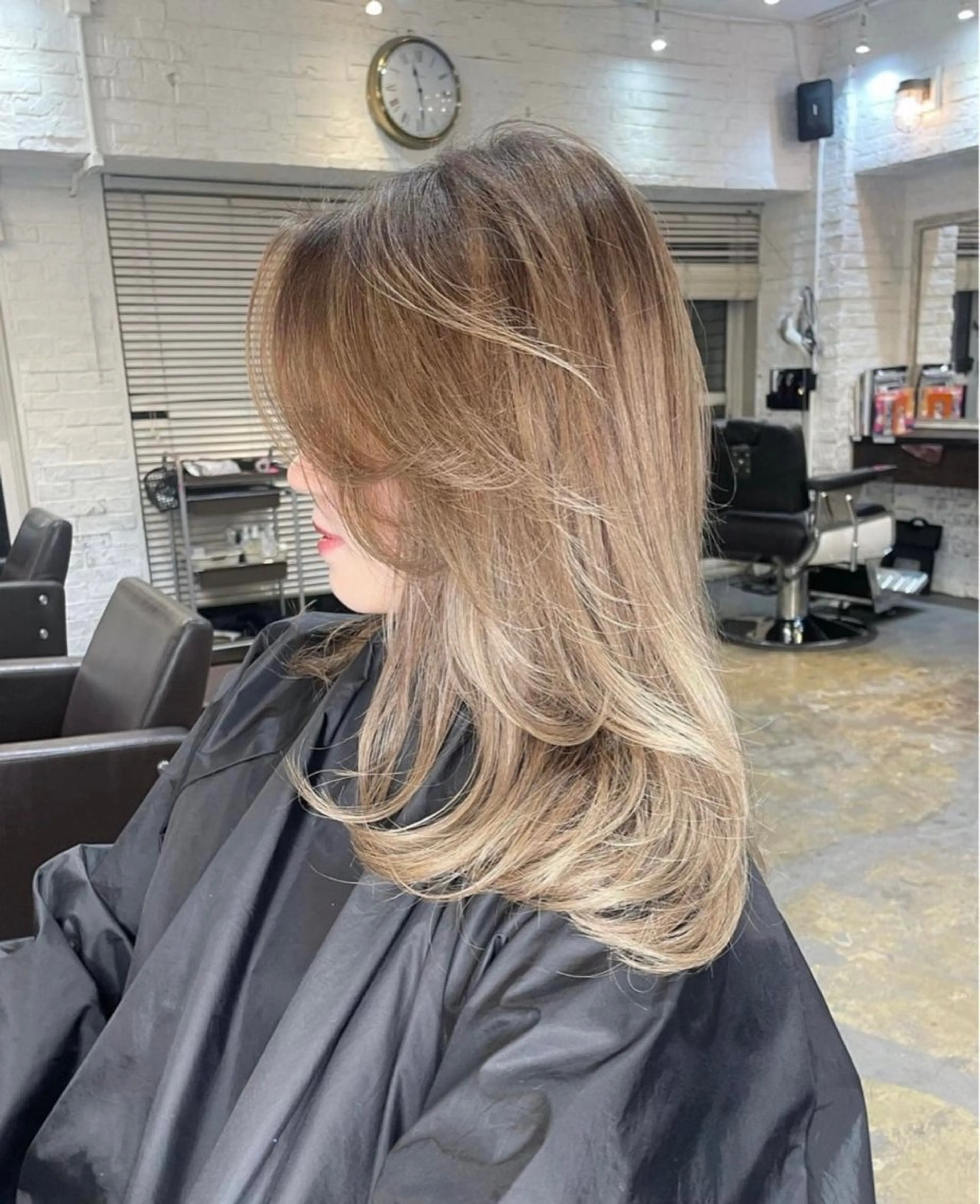セミロング カラー ベージュカラー ブロンド ブロンドベージュ ハイライトカラー ハイライト ヘアカラー RINA ブリーチ / 海外レイヤーのヘアスタイル