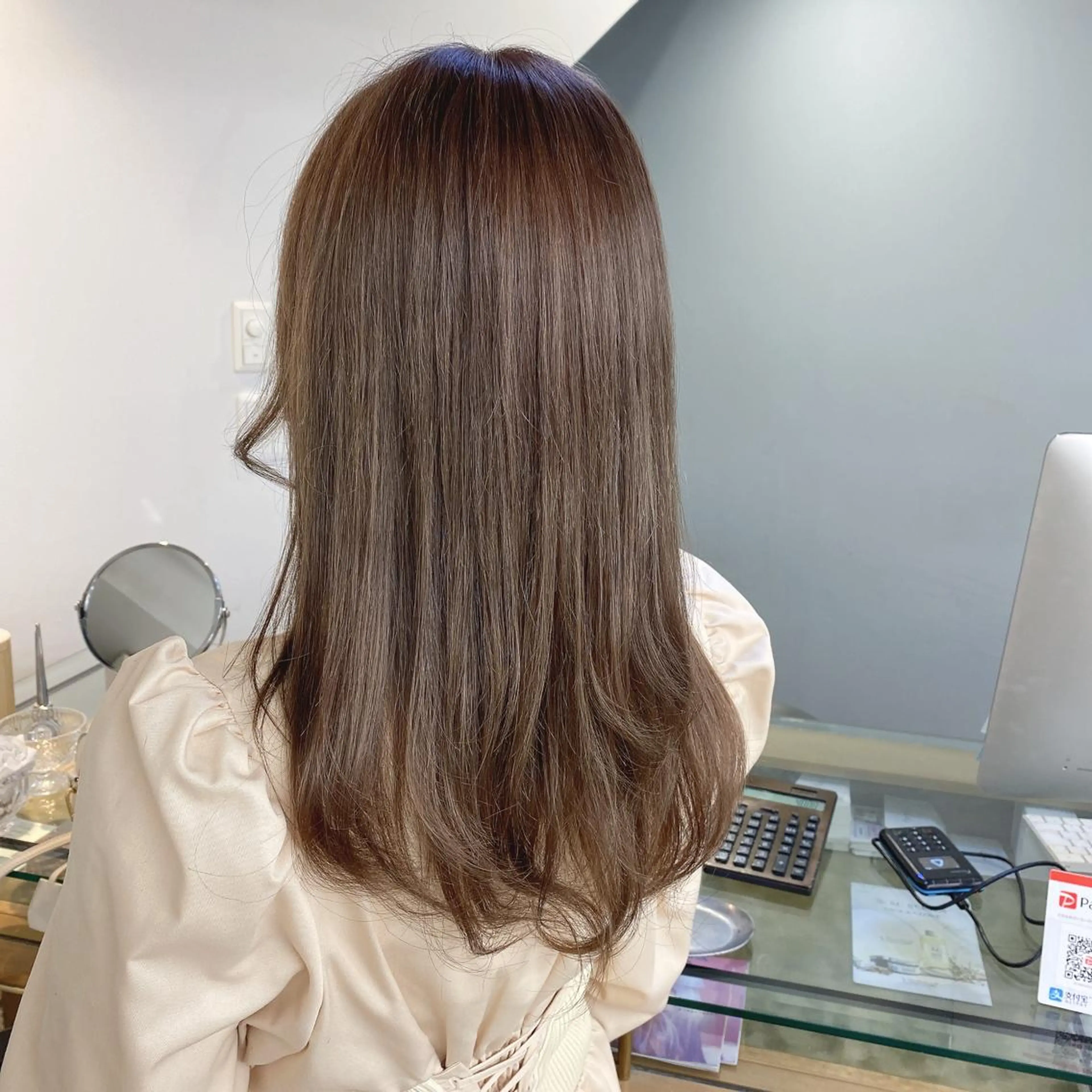 ロング カラー パーマ ヘアアレンジ キッズ ネイル マツエク・マツパ アイブロウ ベージュカラー 暖色系/透明感 治野心のヘアスタイル