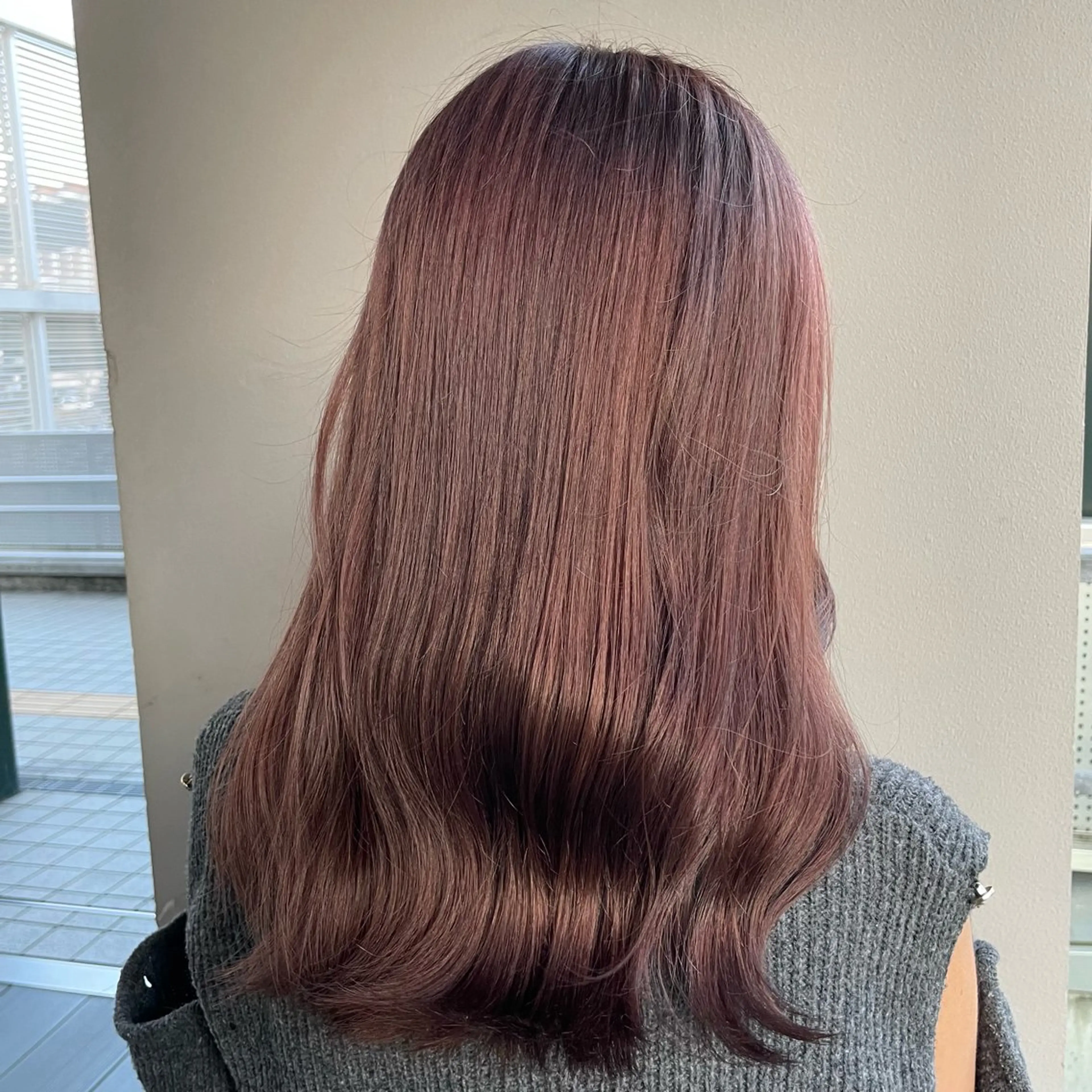セミロング ヘアカラー 𝐢𝐫𝐢𝐚 🎀/うる艶カラーのヘアスタイル