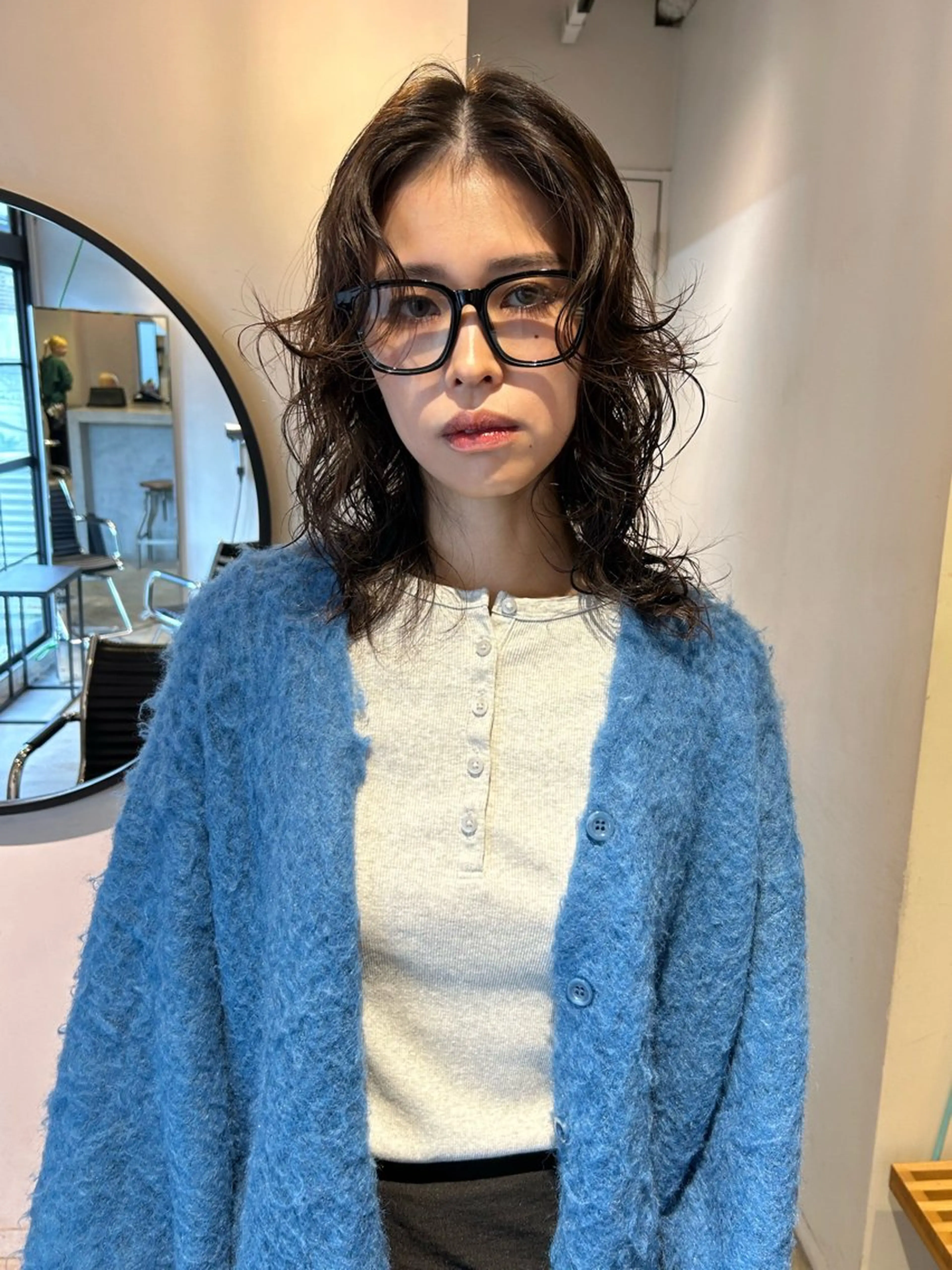 ミディアム パーマ ミディアムレイヤー ミディアムパーマ レイヤーカット カット パーマ トリートメント Loom.所属・村上雅人 ナチュラルモードのヘアスタイル