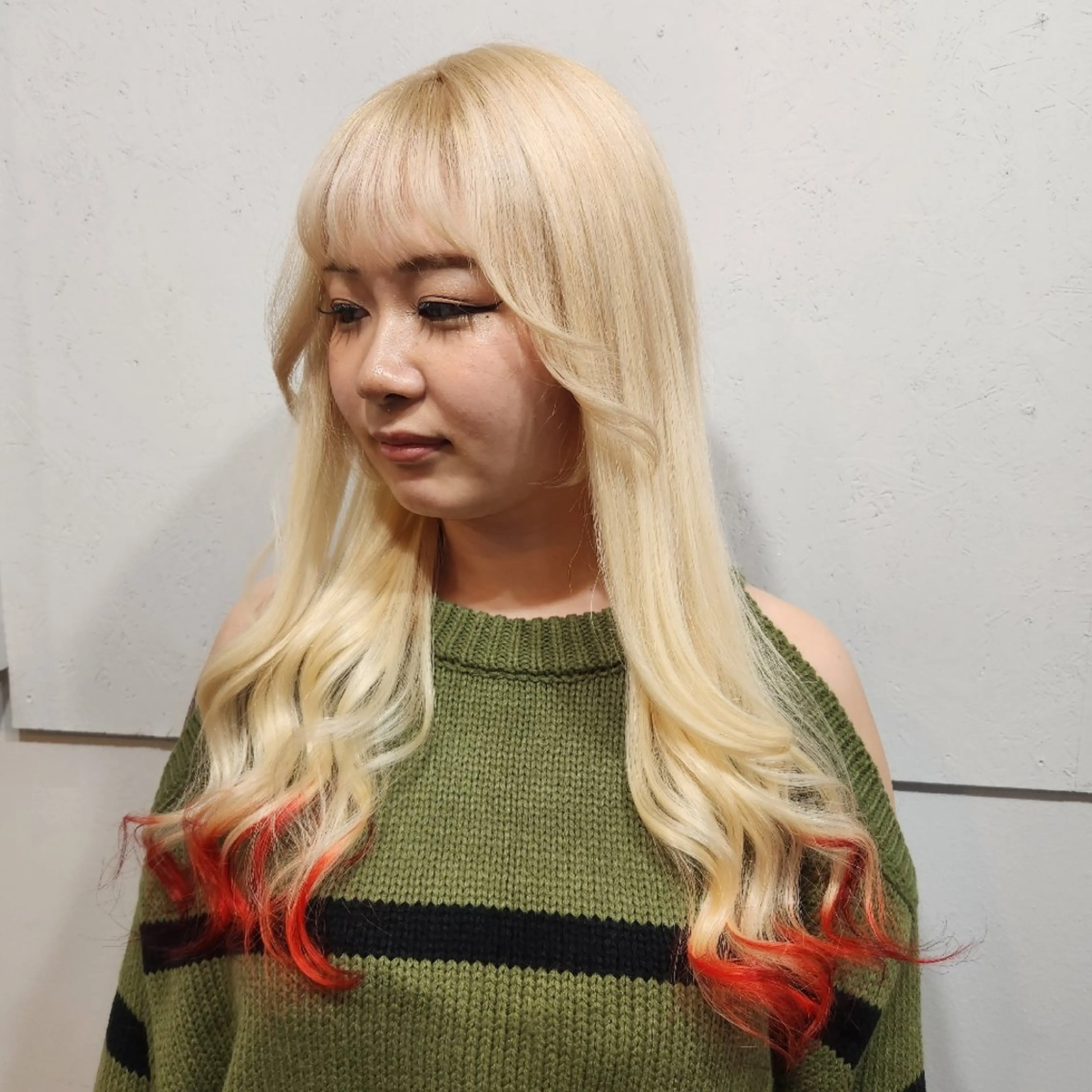 ミディアム カラー ブロンド ヘアカラー エクステ ツヤ髪✨縮毛矯正 ハイトーンカラーのヘアスタイル