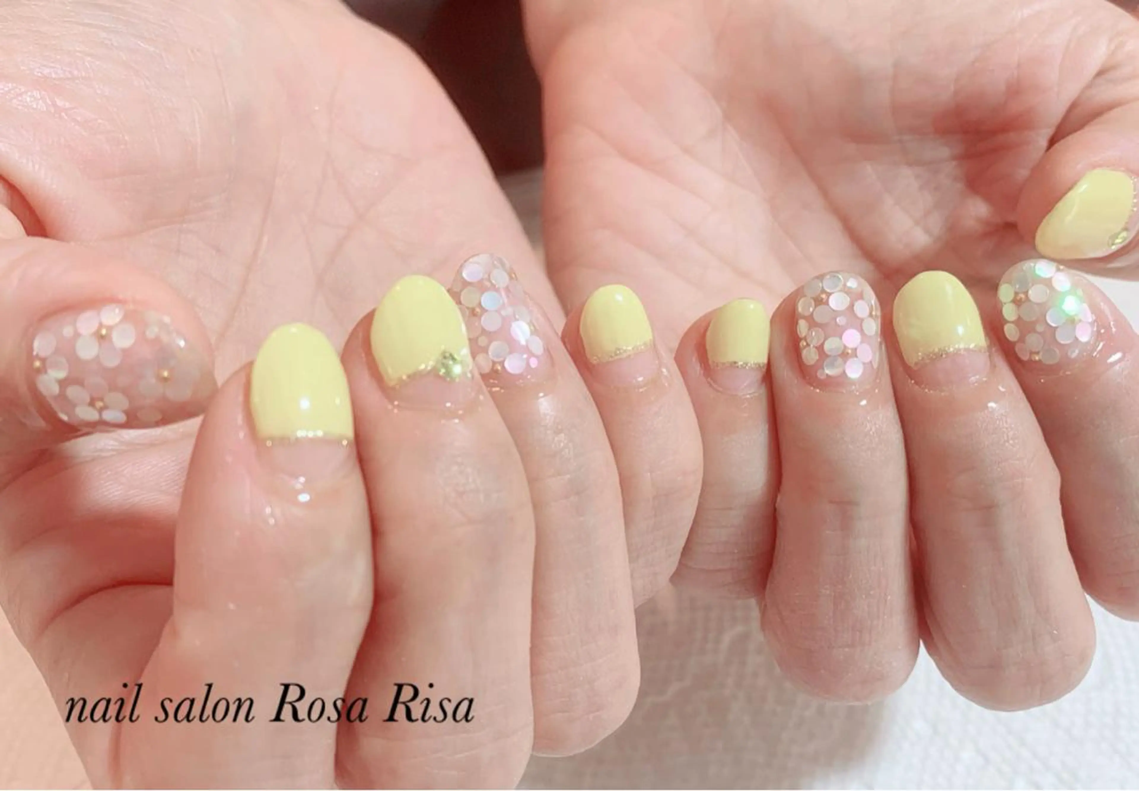 ミディアム ネイル イエローカラー 黄色 ネイルスタジオ シェイクユアハンズのネイルデザイン