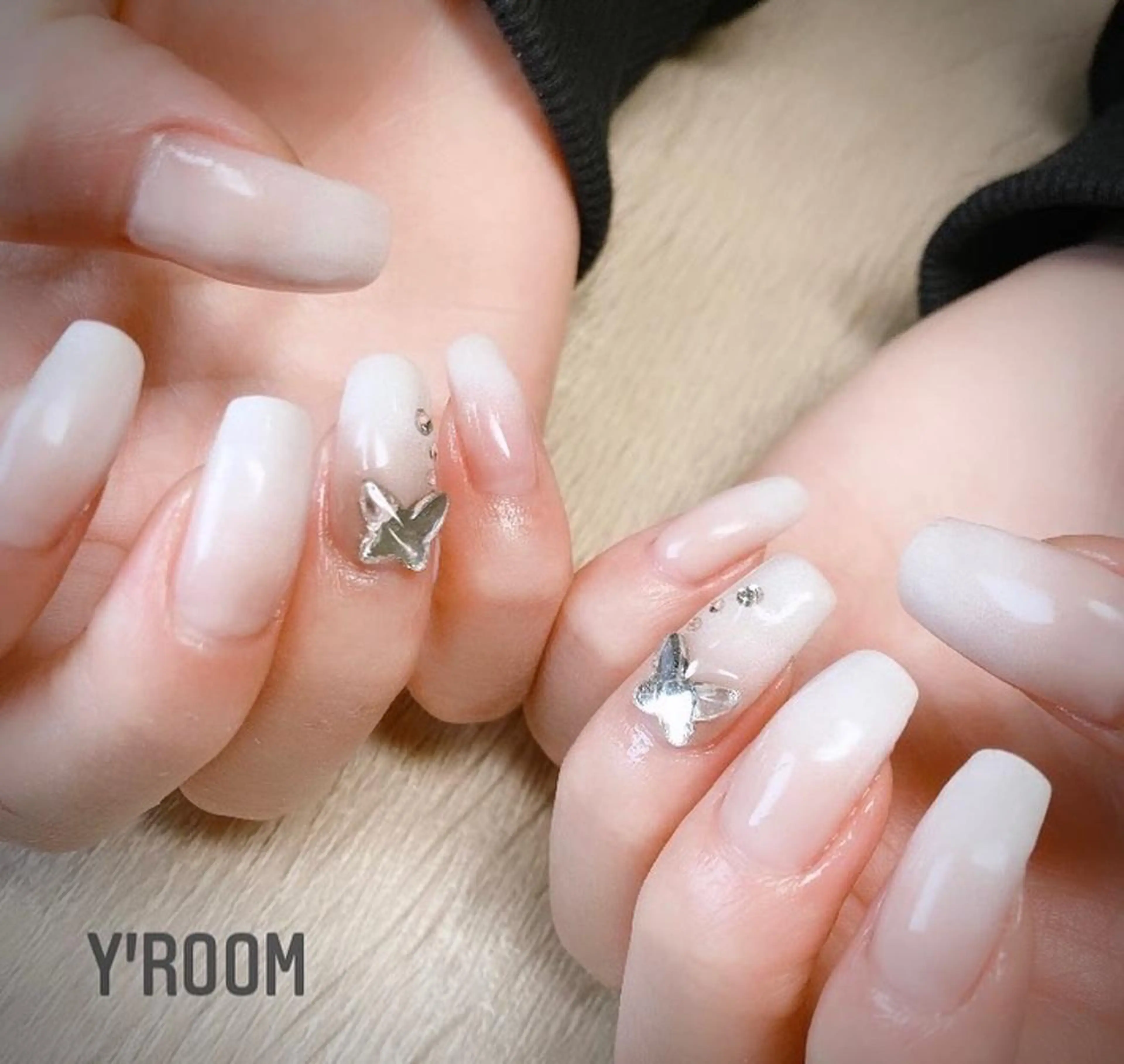 ネイル オーロラネイル フラッシュネイル ジェルネイル グラデーション 氷ネイル・うるうるネイル ハンドネイル YUKA （ネイリスト）のネイルデザイン