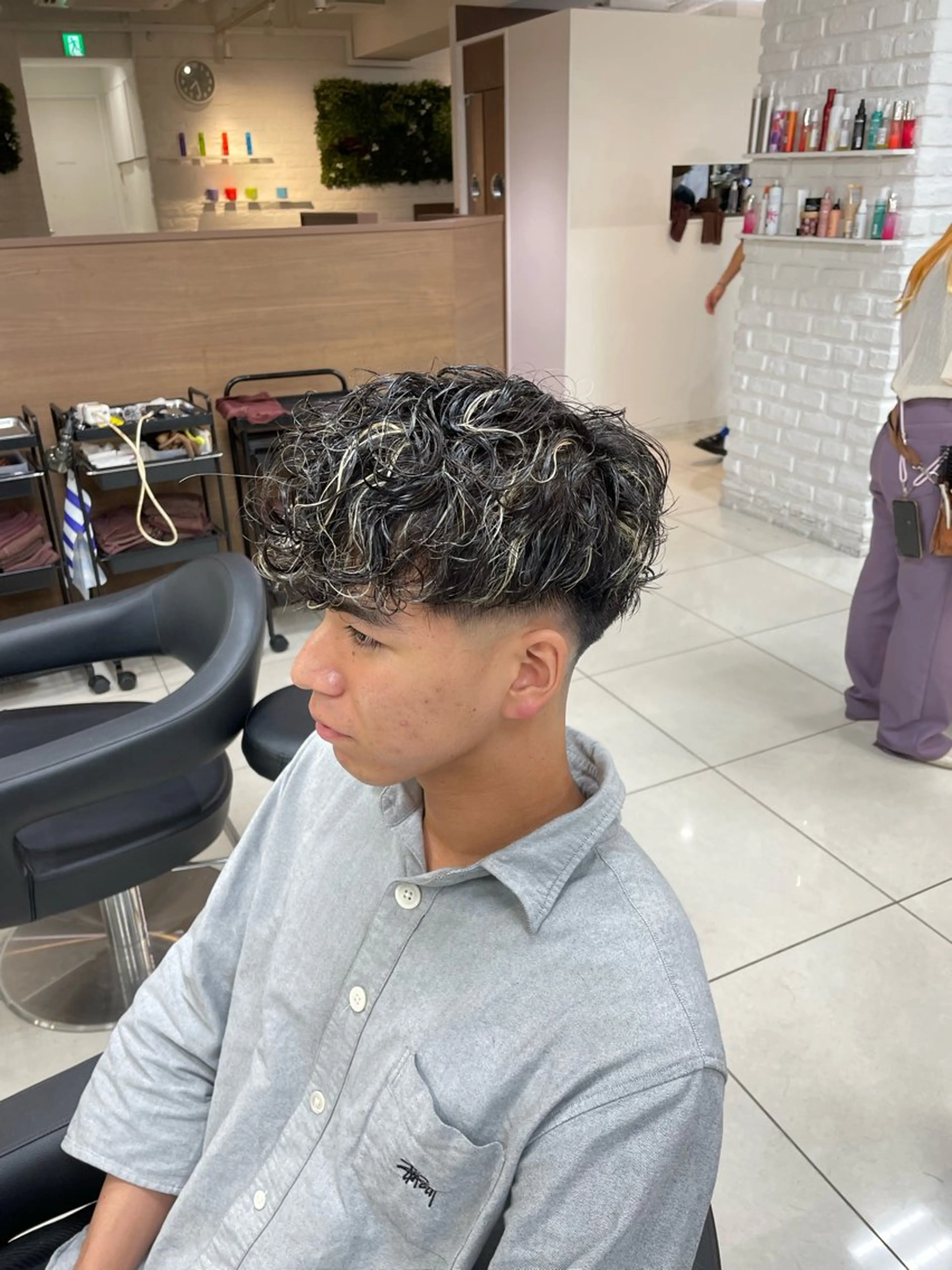 ショート カラー パーマ メンズ メンズメッシュ スペインカール メッシュ カット ヘアカラー パーマ フェザーパーマ職人 🪶ryosukeのヘアスタイル