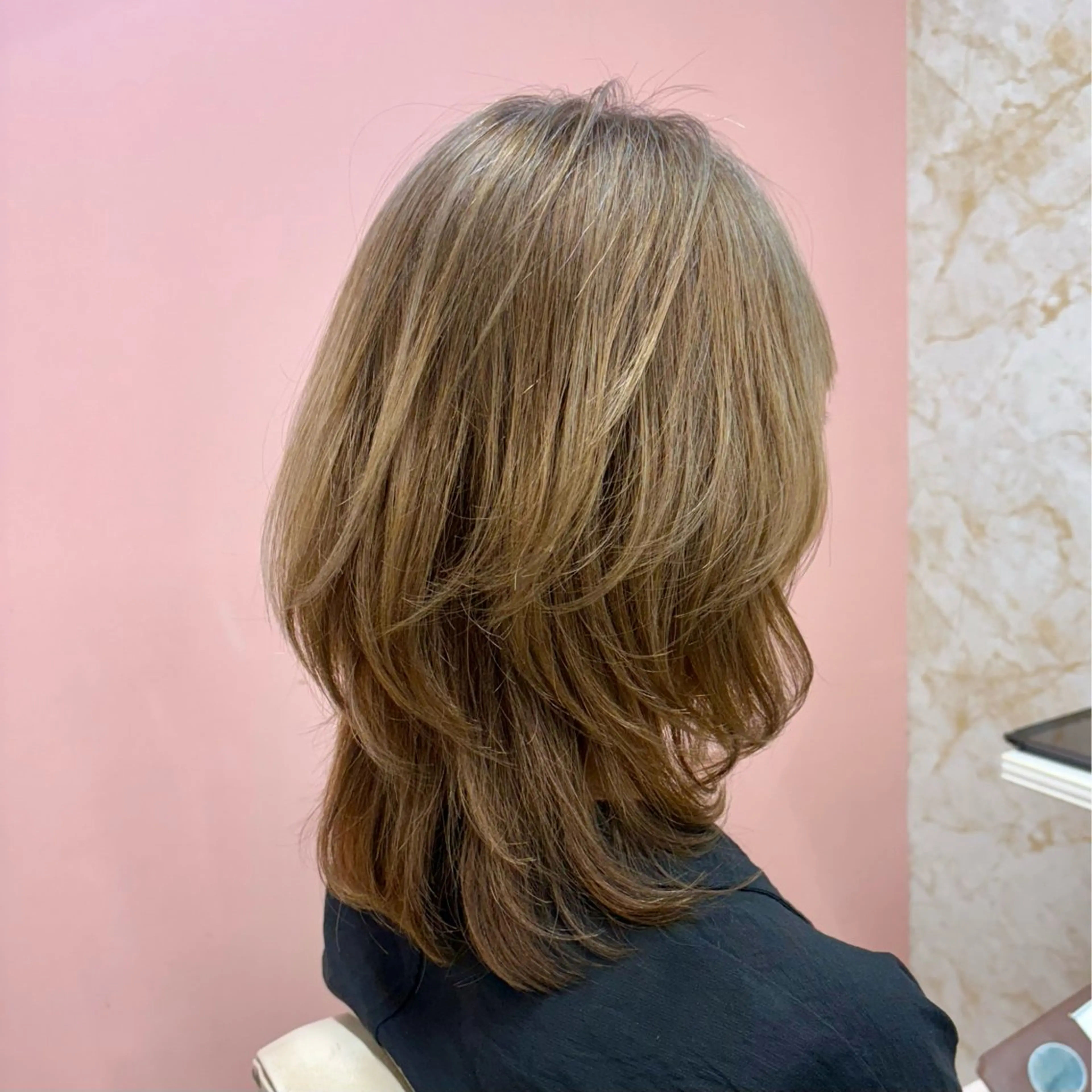 ミディアム カラー ハイトーンカラー レイヤーカット 似合わせカット 津村 慶のヘアスタイル