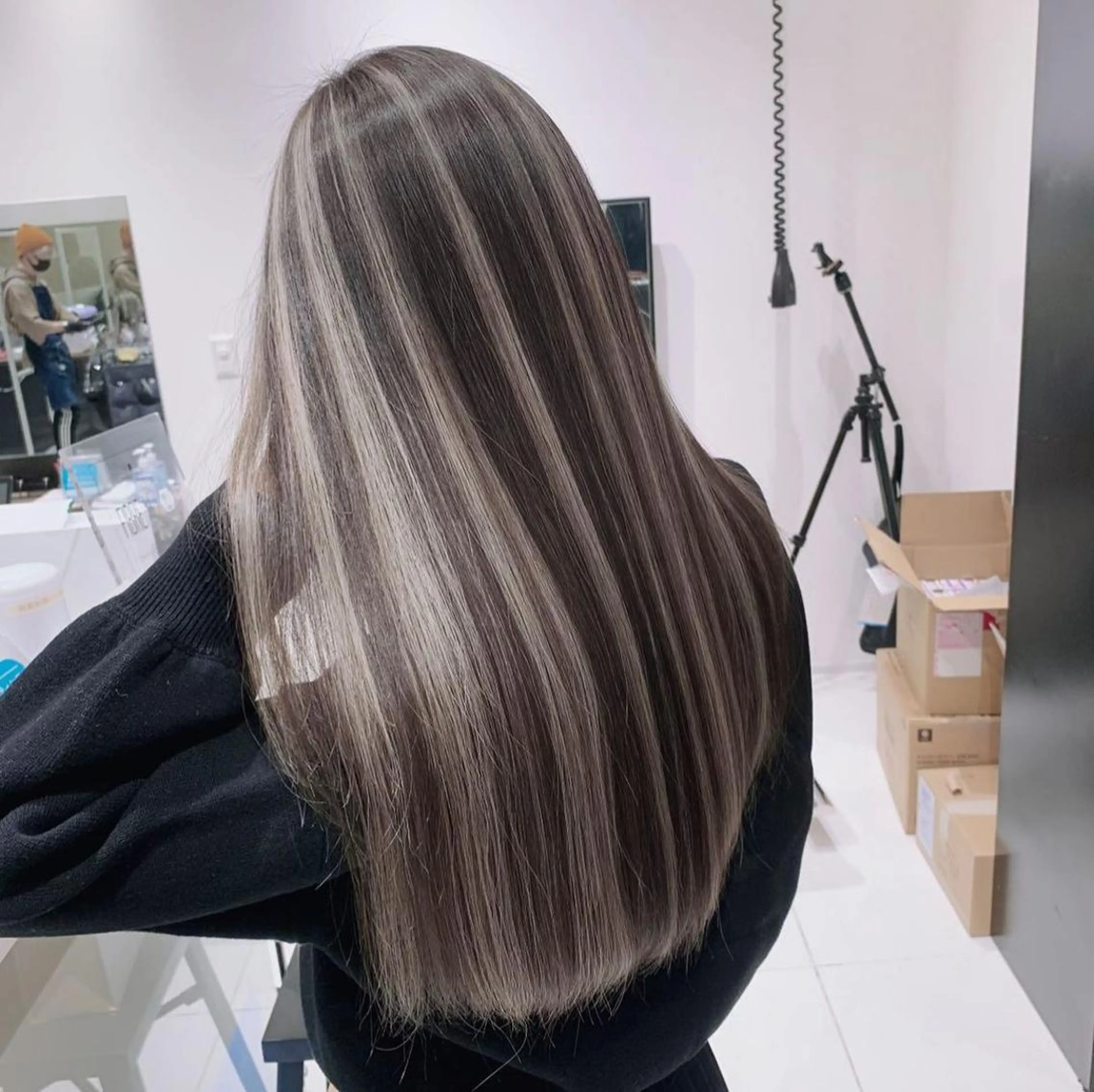 ロング カラー ブリーチ ケアブリーチ ハイライトカラー ハイライト 髪質改善 ヘアカラー オフホワイトアンドなんば所属・福西 洋斗のヘアスタイル