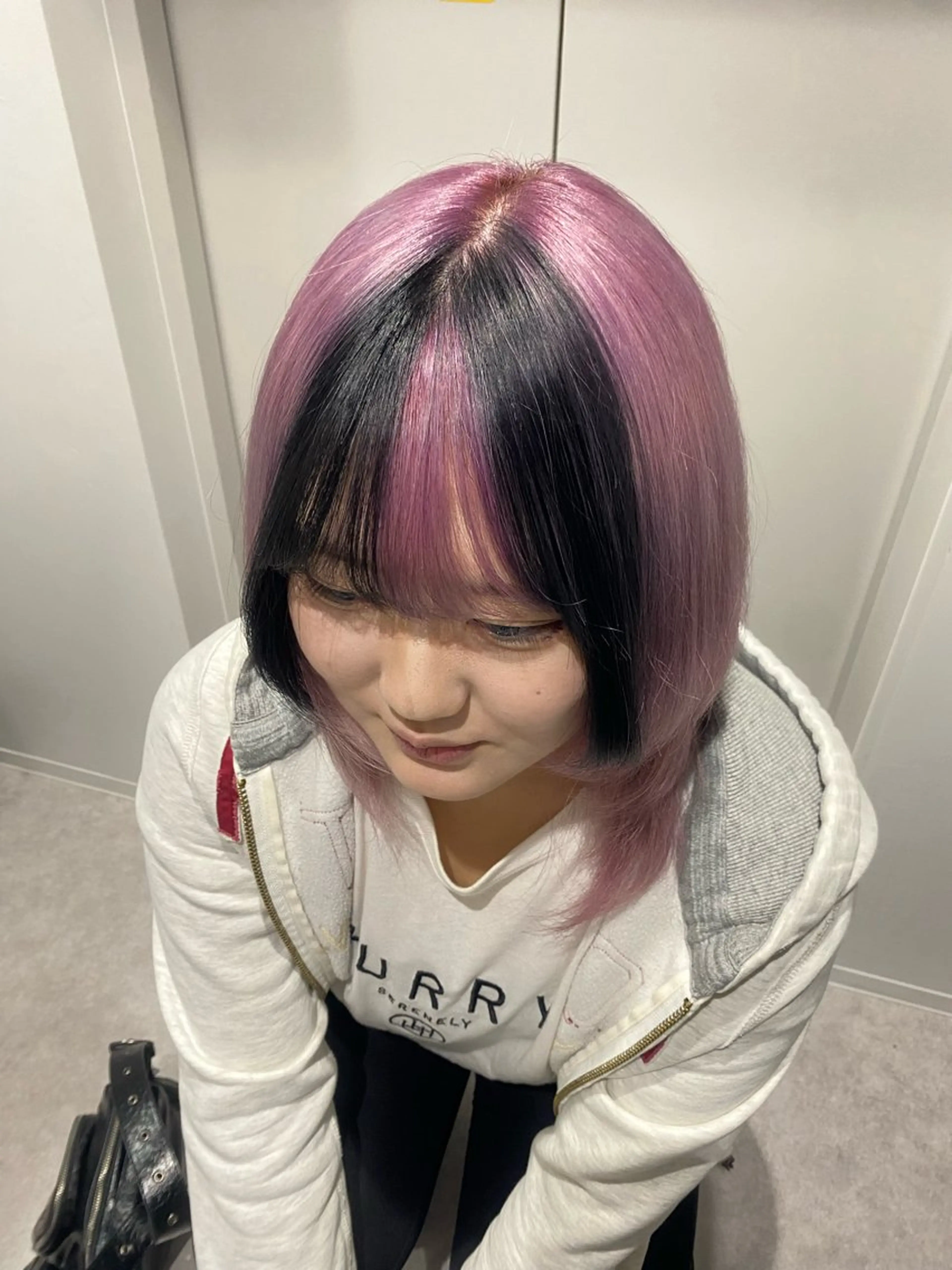 カラー 黒髪 デザインカラー ピンクカラー aina / n.w.hのヘアスタイル