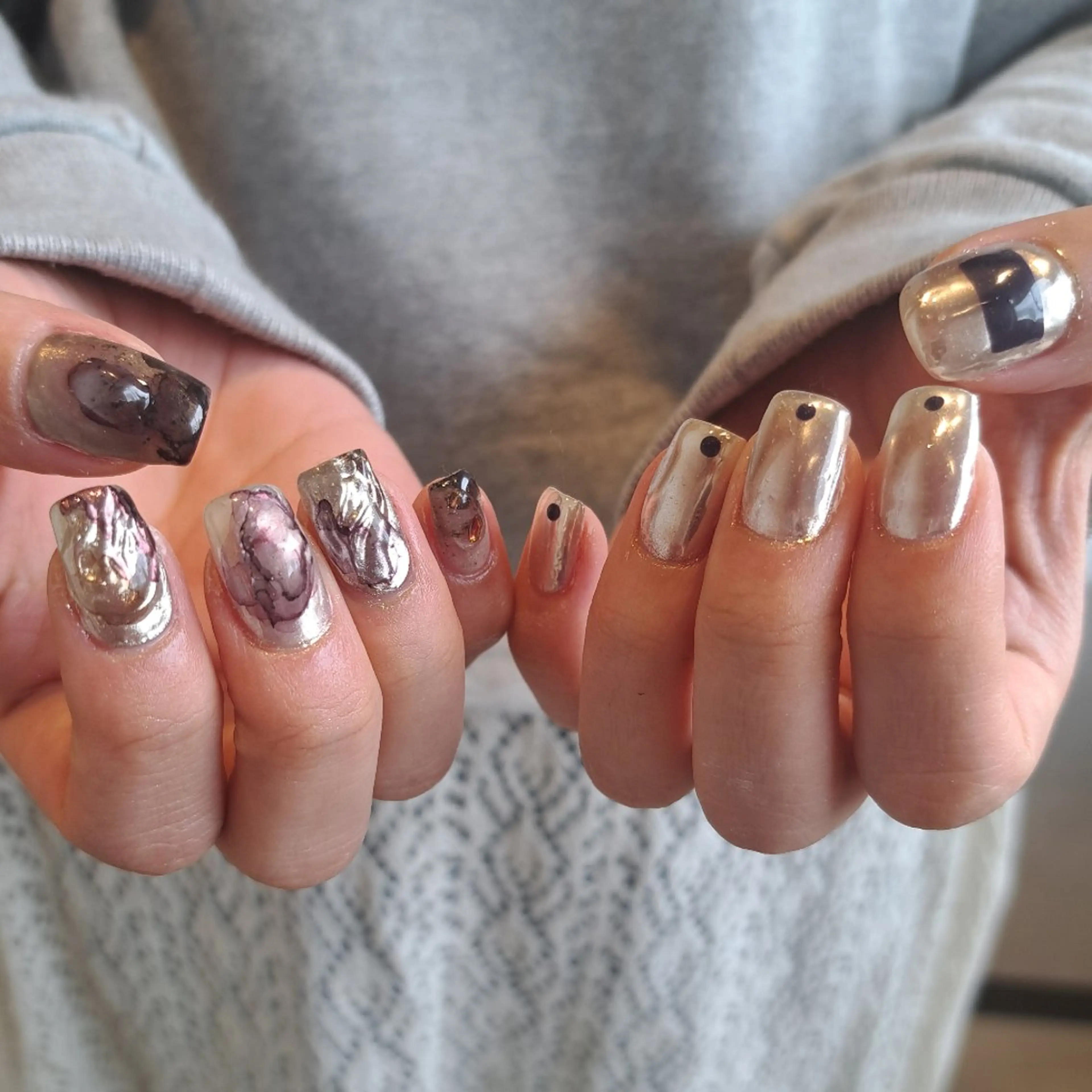 ネイル アートネイル ミラーネイル 持ち込み ニュアンスネイル シルバー Nail mood /アートし放題のネイルデザイン
