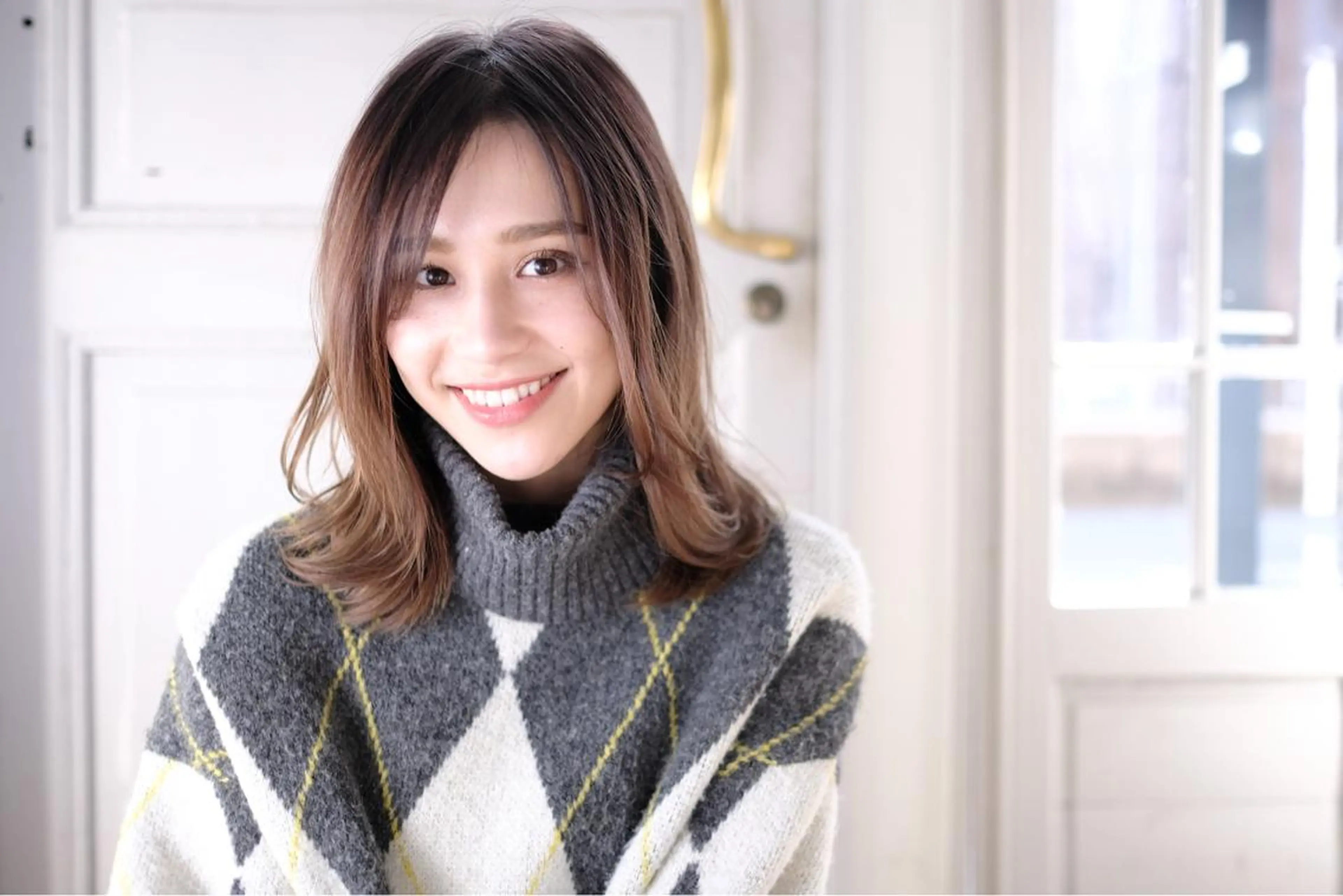 セミロング ブリーチ毛矯正.髪質 改善.髪にドラマをのヘアスタイル