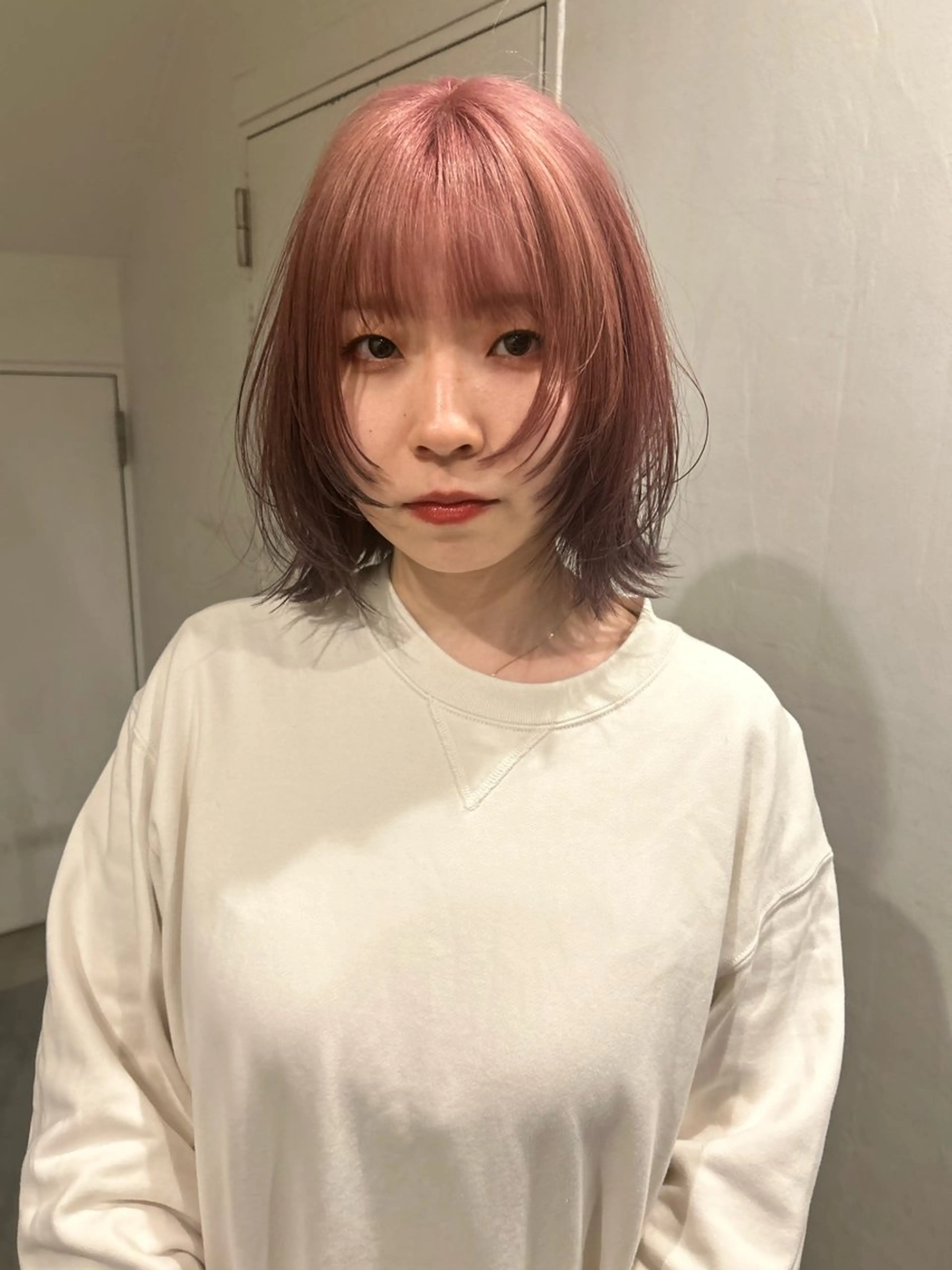 ミディアム カラー ブラウンカラー デザインカラー ピンクカラー hen所属・心斎橋/レイヤー/ ブリーチ/モエのヘアスタイル