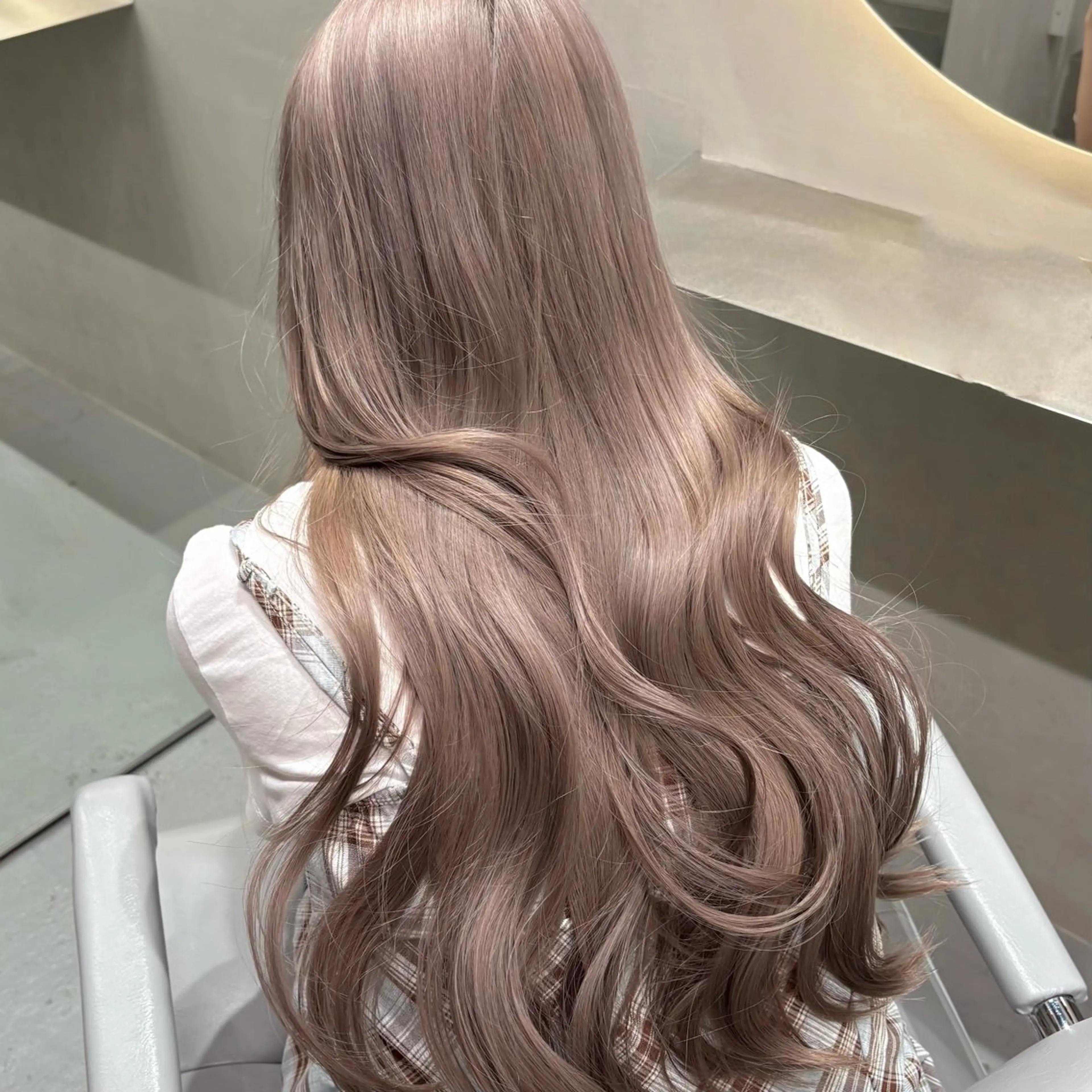 ロング カラー ベージュカラー ハイトーンカラー ミルクティーベージュ トリートメント ヘアカラー トリートメント 水色/ペールカラー/ レイヤー💫mayuのヘアスタイル