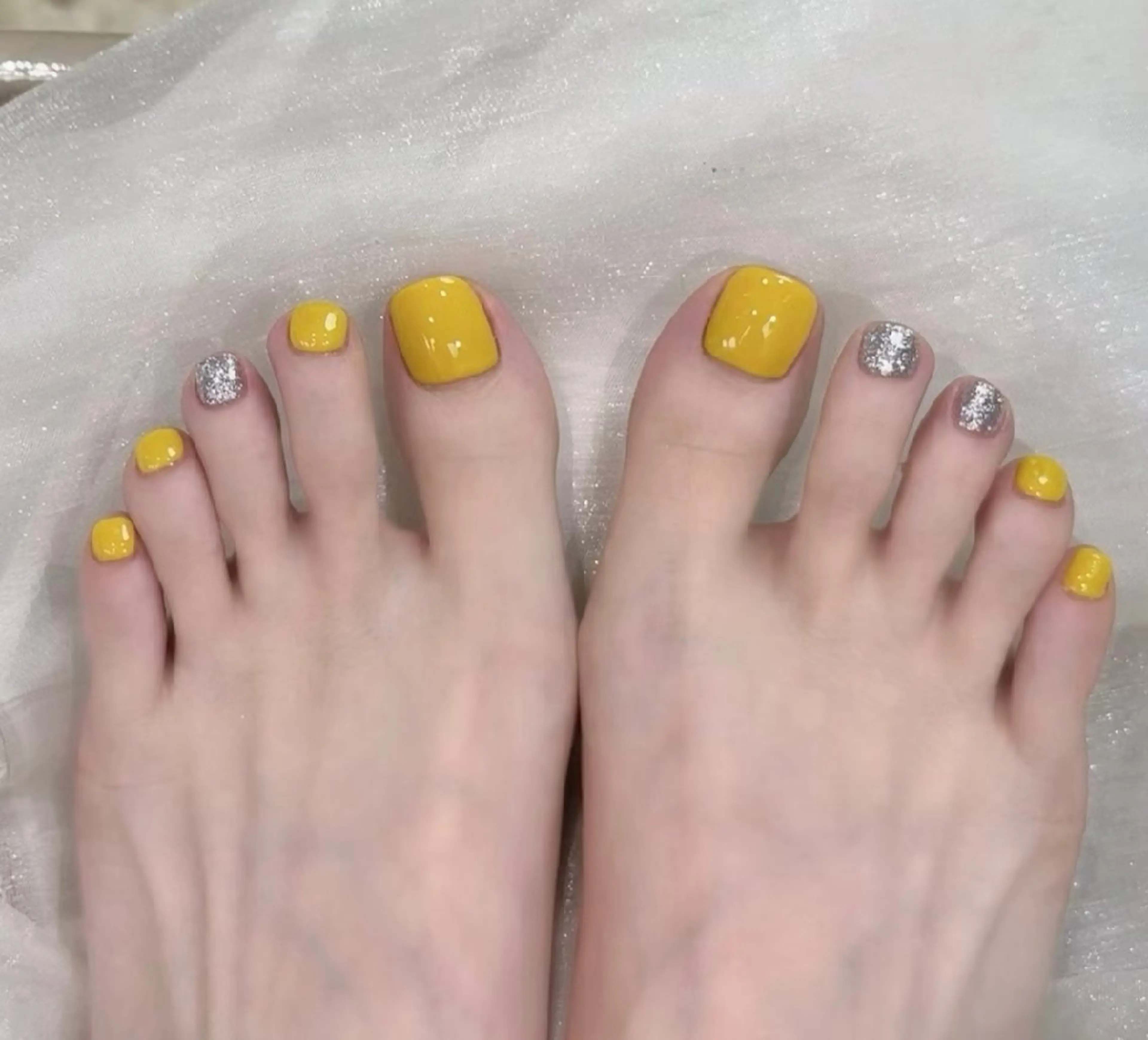 ネイル フットネイル キラキラネイル ワンカラーネイル 黄色 MIYUKI  美桜のネイルデザイン