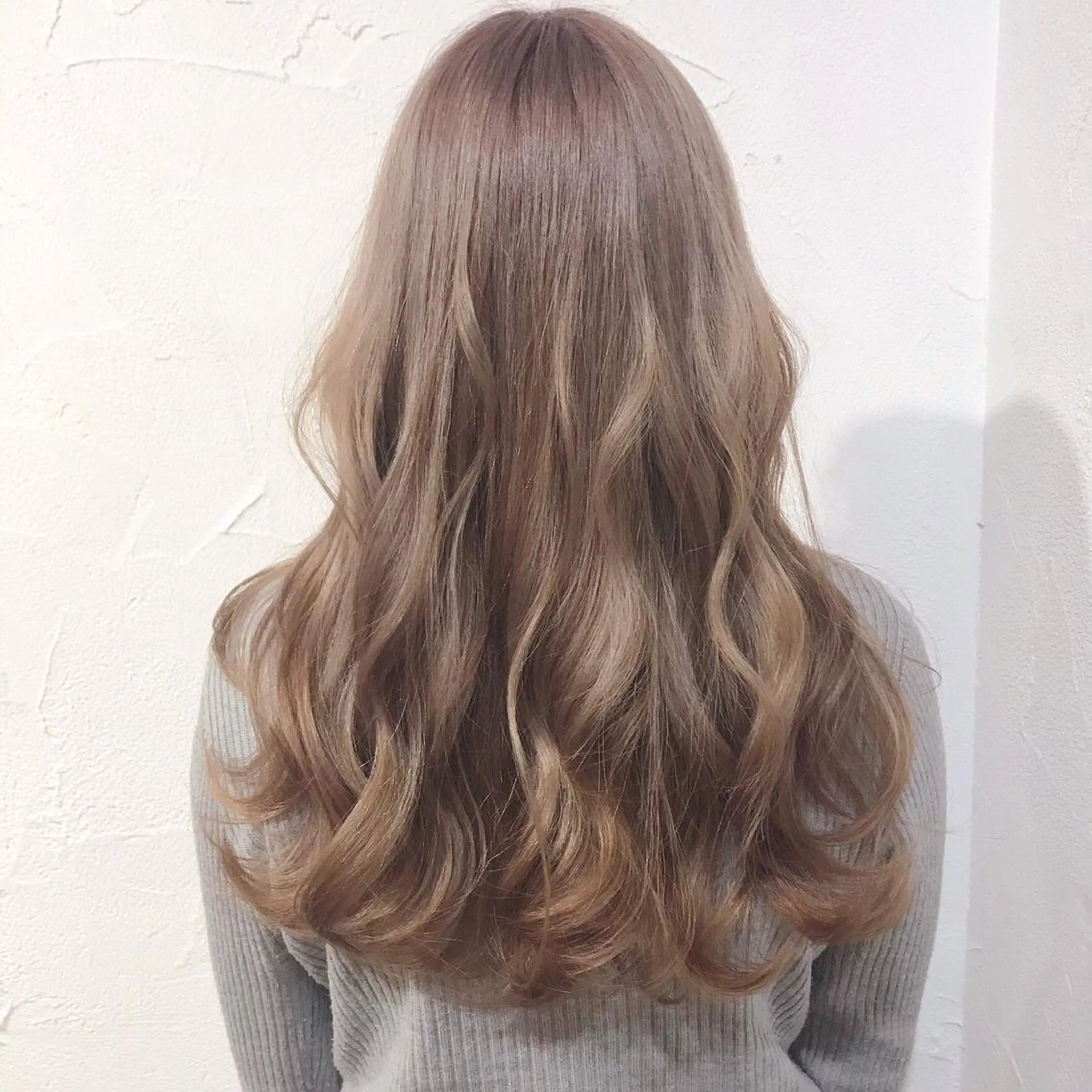 ロング カラー ベージュカラー ミルクティーベージュ 藤井 貴美子のヘアスタイル